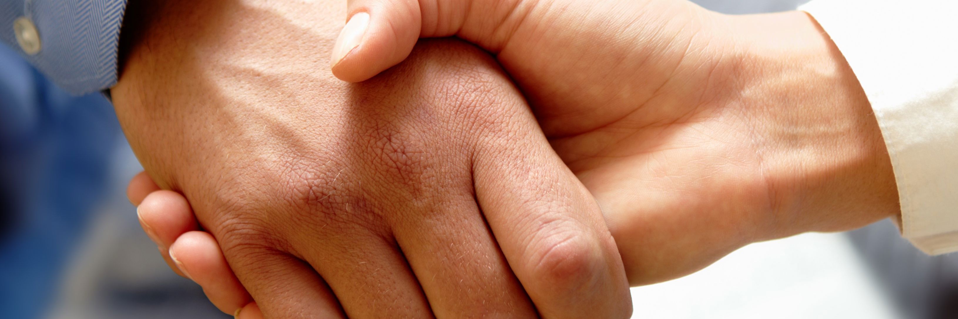 Håndtryk mellem to forretningsfolk