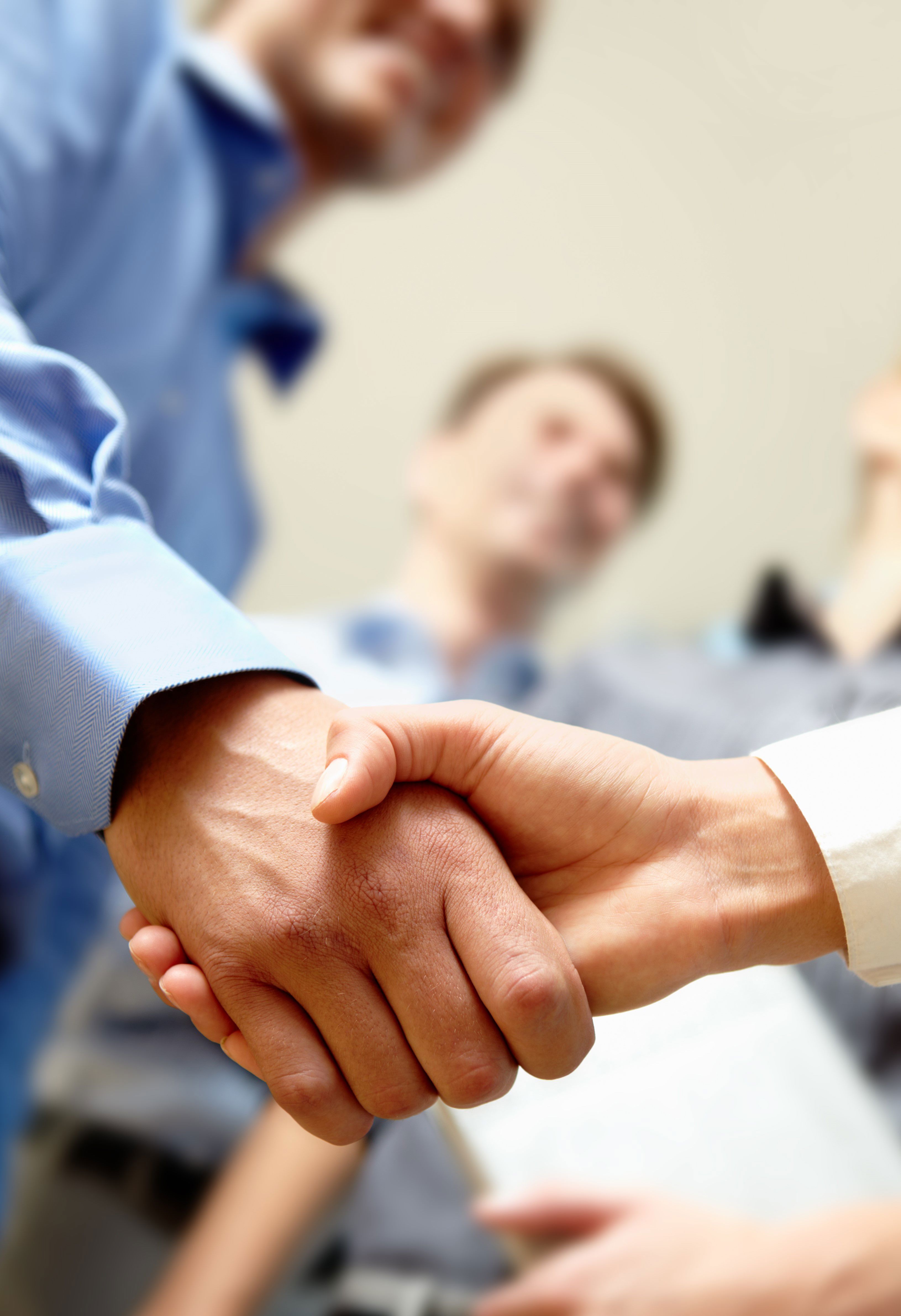 Håndtryk mellem to forretningsfolk