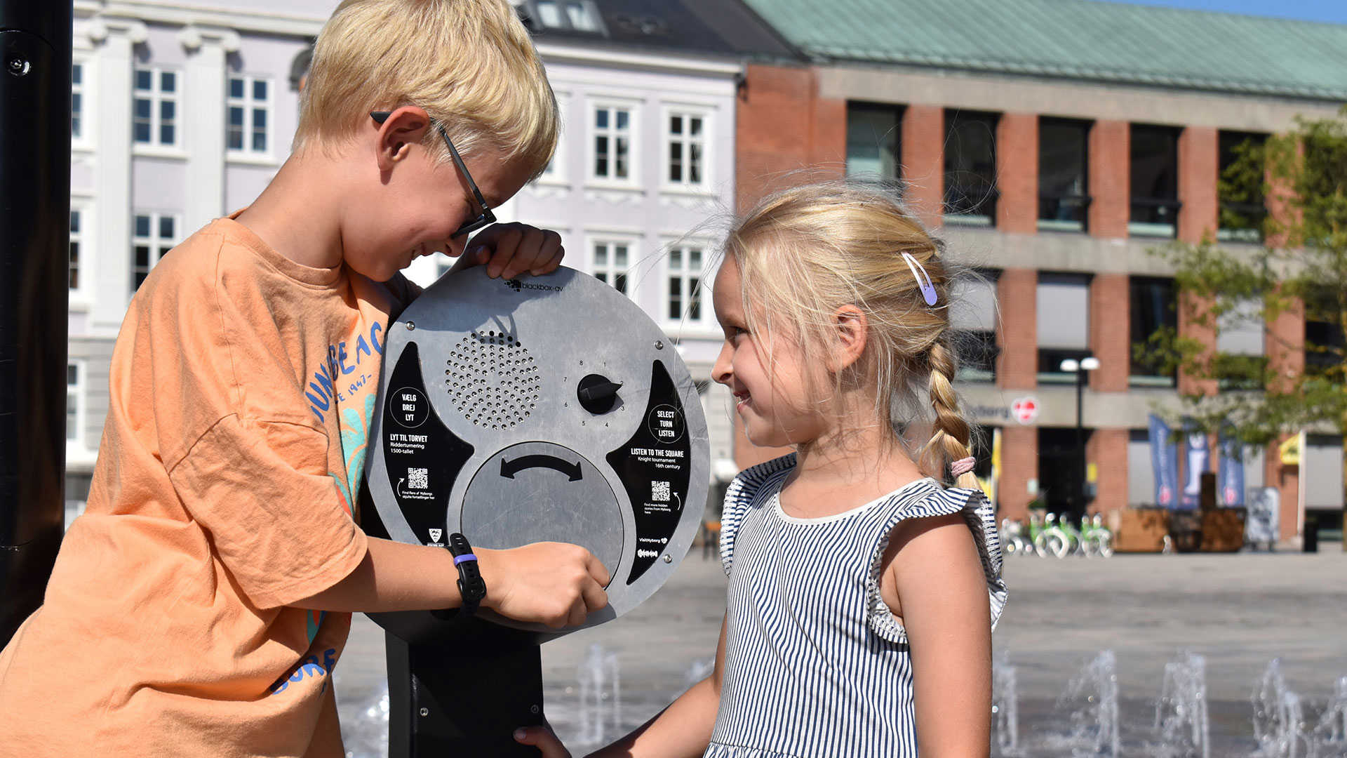 Børn ved en lydpost med U-Turn og med lydbilleder