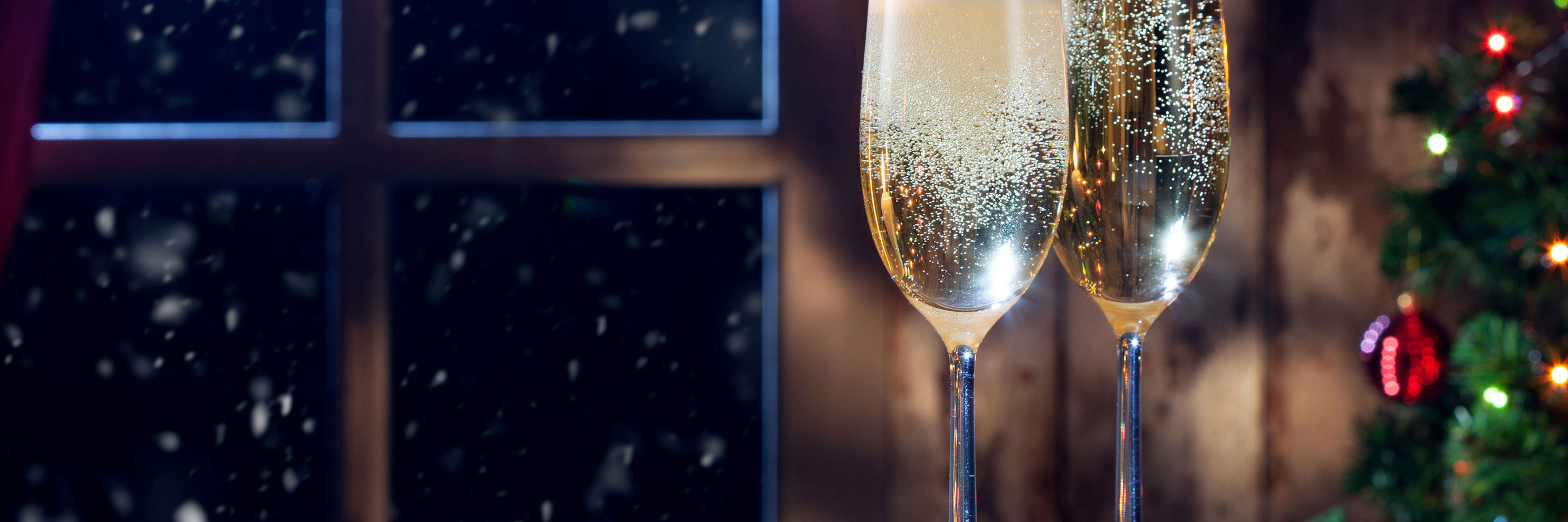 Champagneglas og julekugler