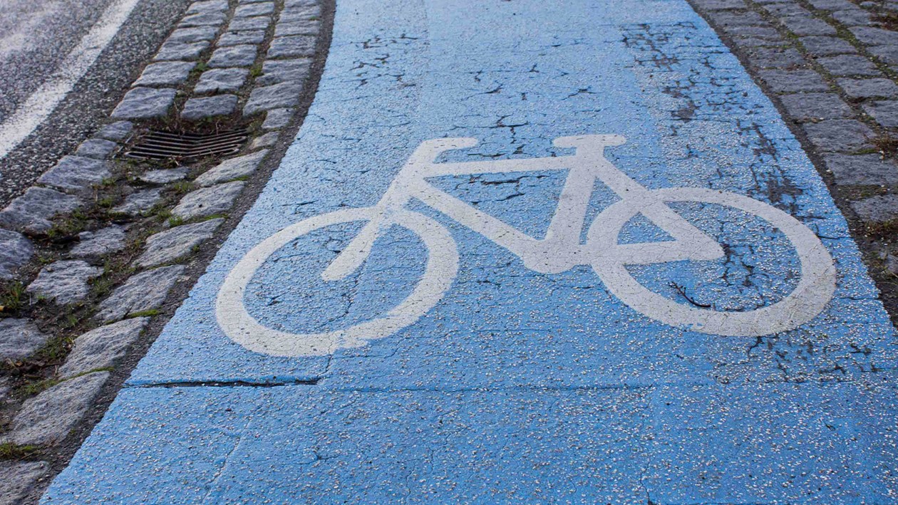 Markering af en cykelsti på en vej
