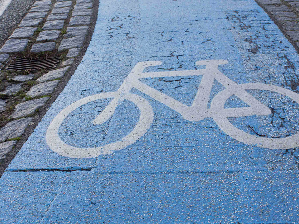 Markering af en cykelsti på en vej