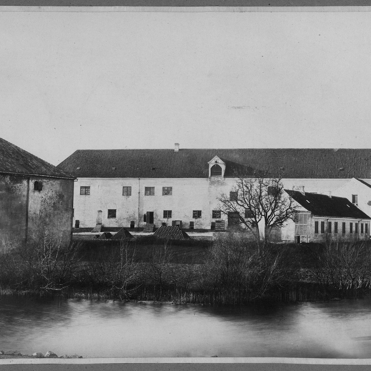 Nyborg Slot ca. 1860-70, hvor bygningen blev benyttet som arsenal og tøjhus. På slotspladsen ses oplag af kanonkugler