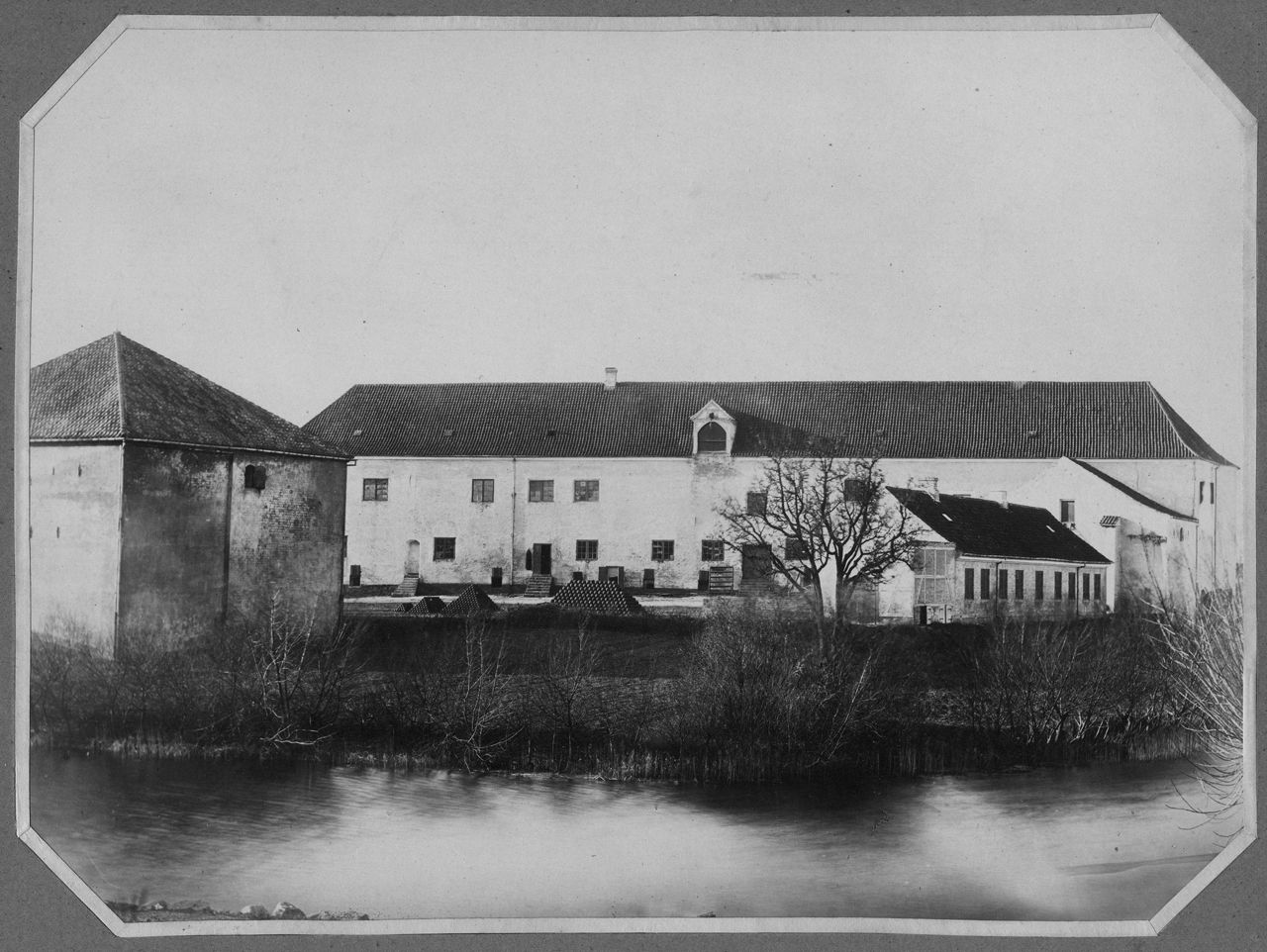 Nyborg Slot ca. 1860-70, hvor bygningen blev benyttet som arsenal og tøjhus. På slotspladsen ses oplag af kanonkugler