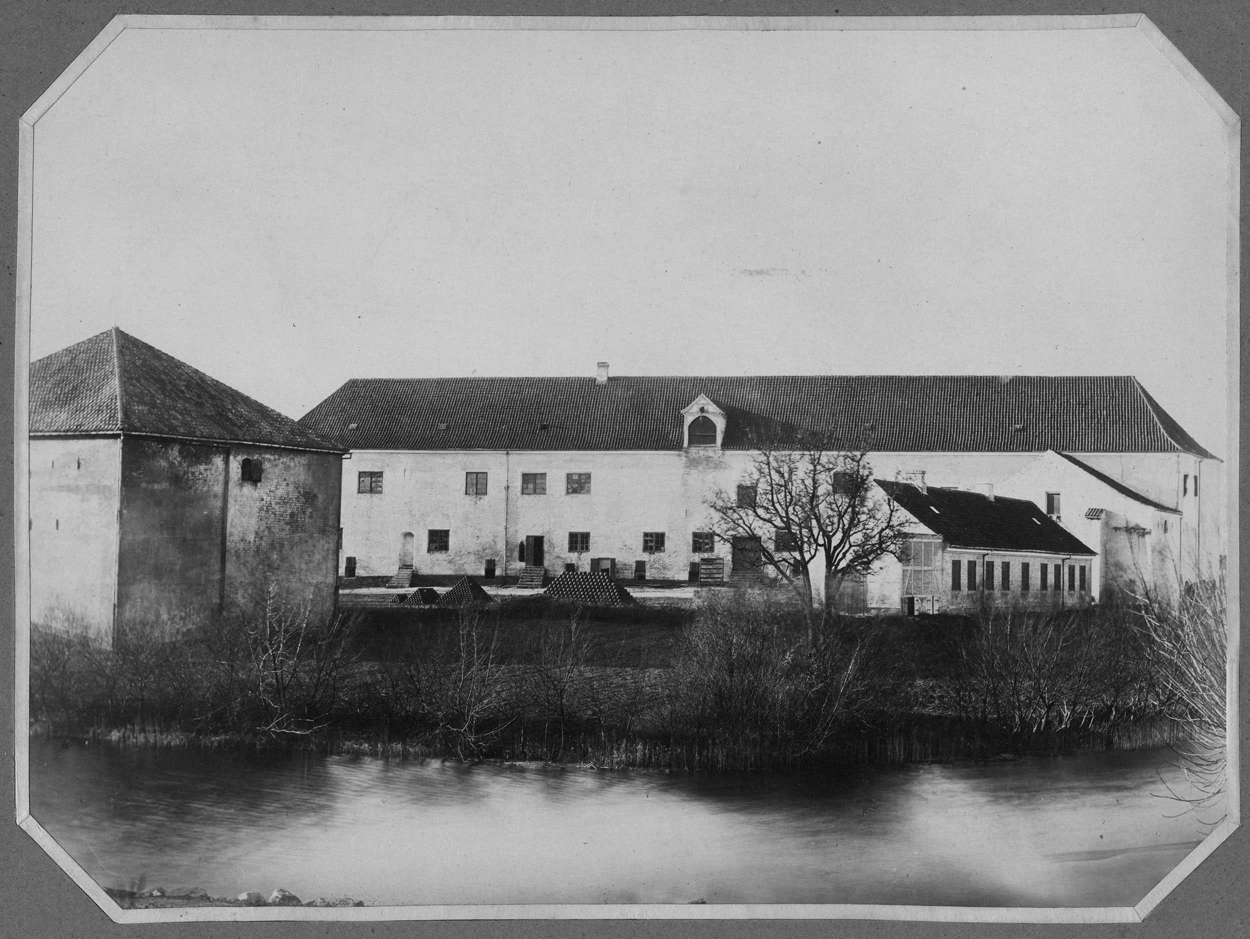 Nyborg Slot ca. 1860-70, hvor bygningen blev benyttet som arsenal og tøjhus. På slotspladsen ses oplag af kanonkugler