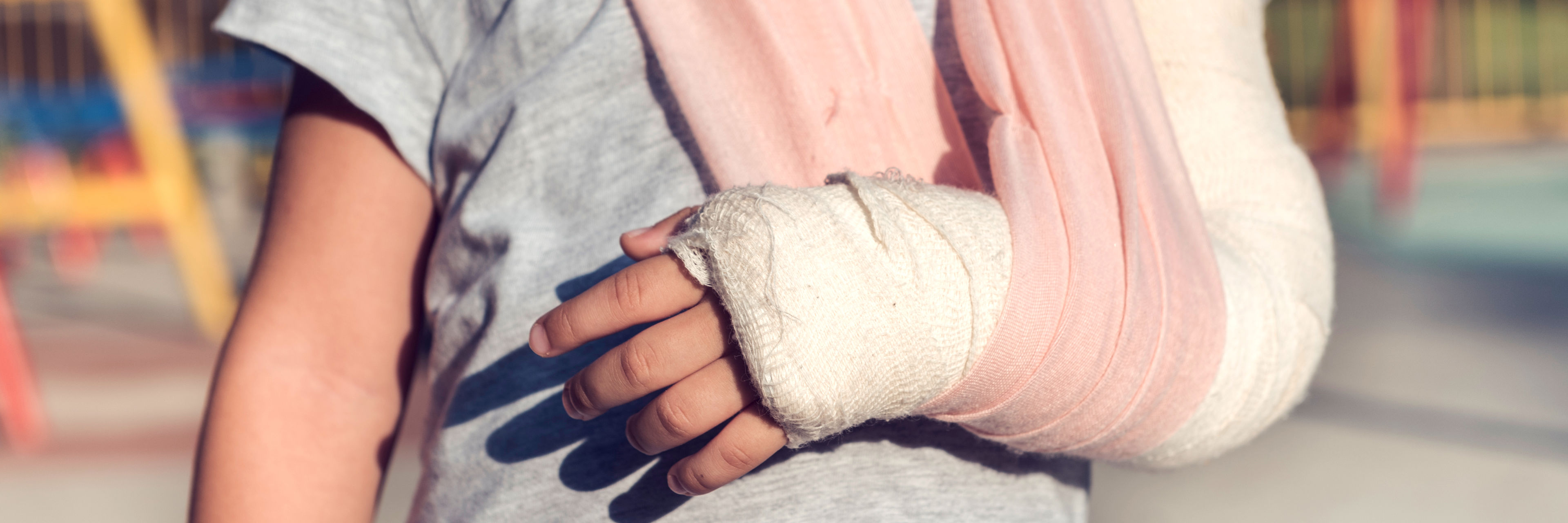 Barn med arm i gips