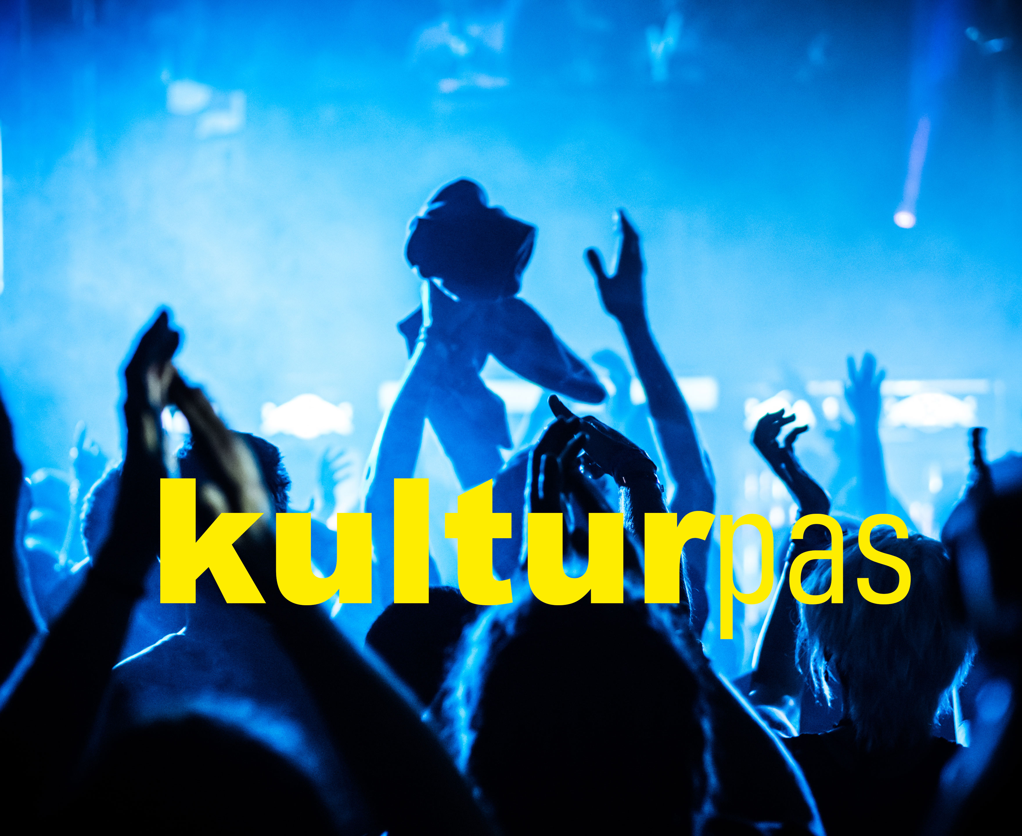 Publikum til koncert med påskriften 'Kulturpas'