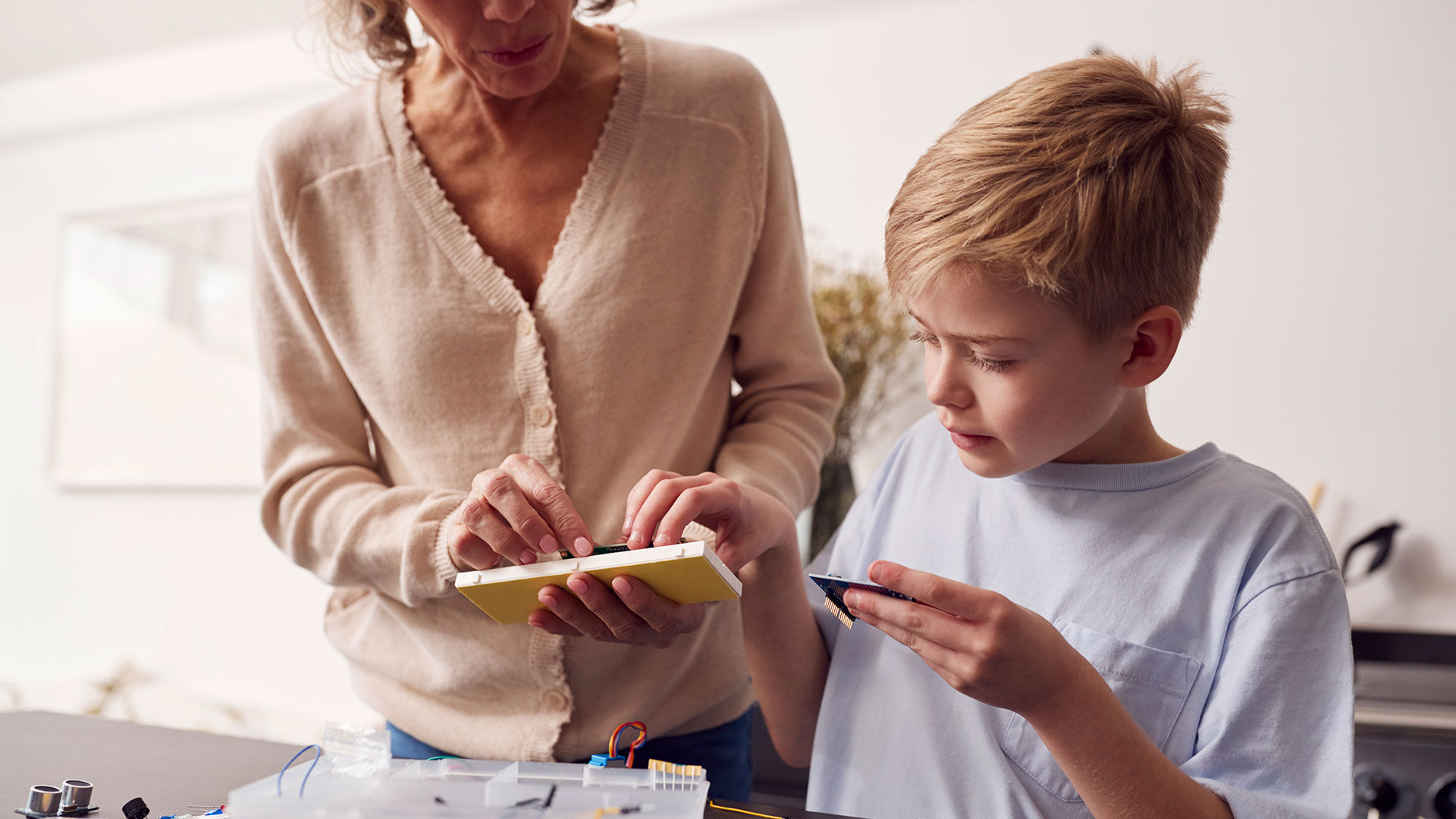 Et barn og en voksen der samarbejder