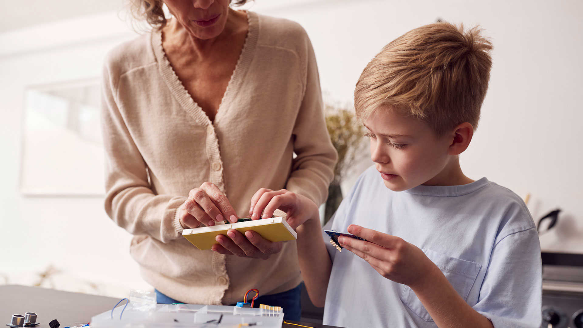 Et barn og en voksen der samarbejder