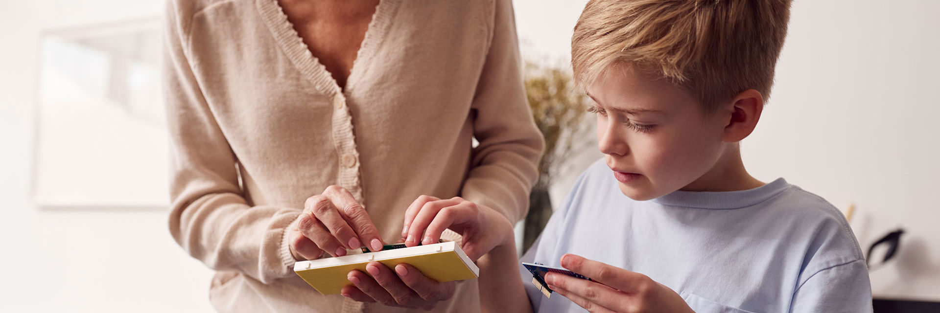 Et barn og en voksen der samarbejder