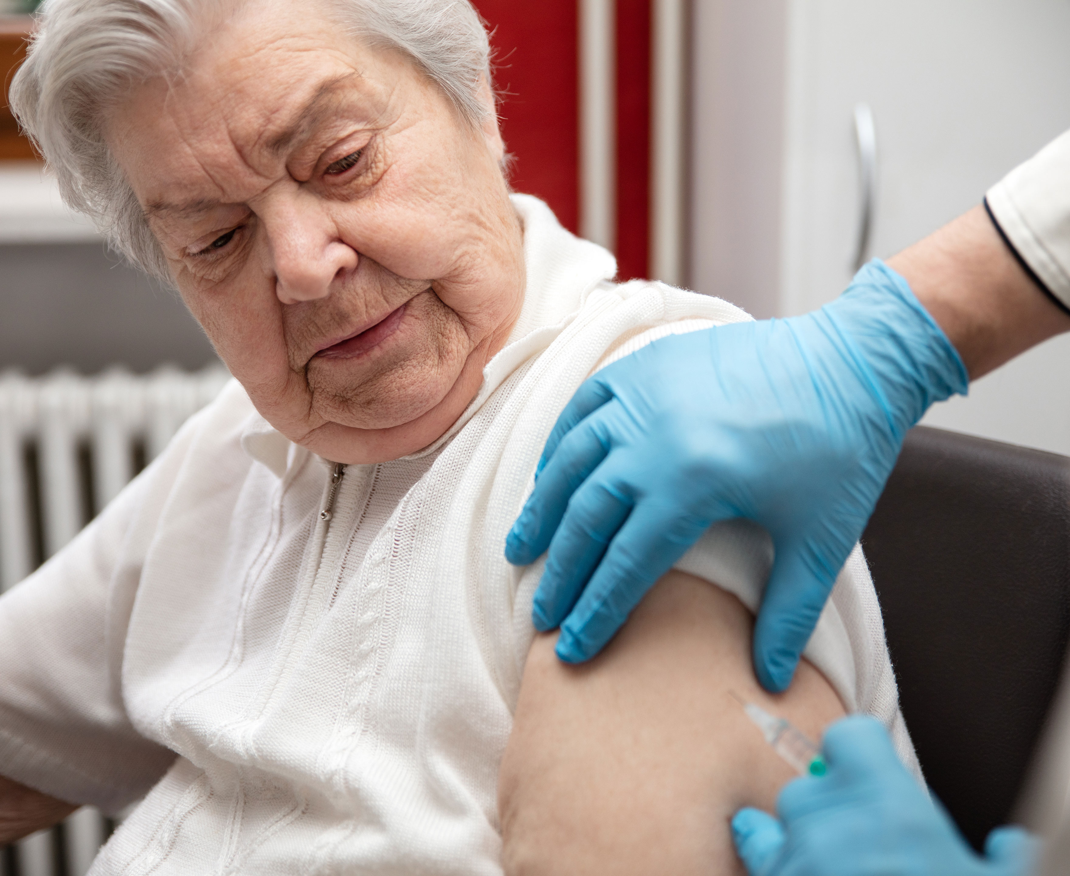 Vaccination af ældre dame