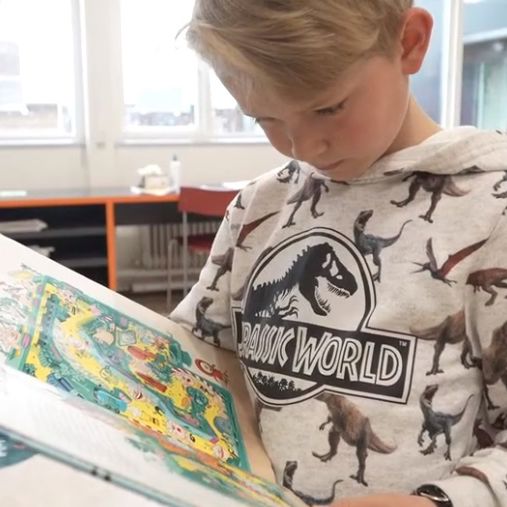 Børn på skolebiblioteket