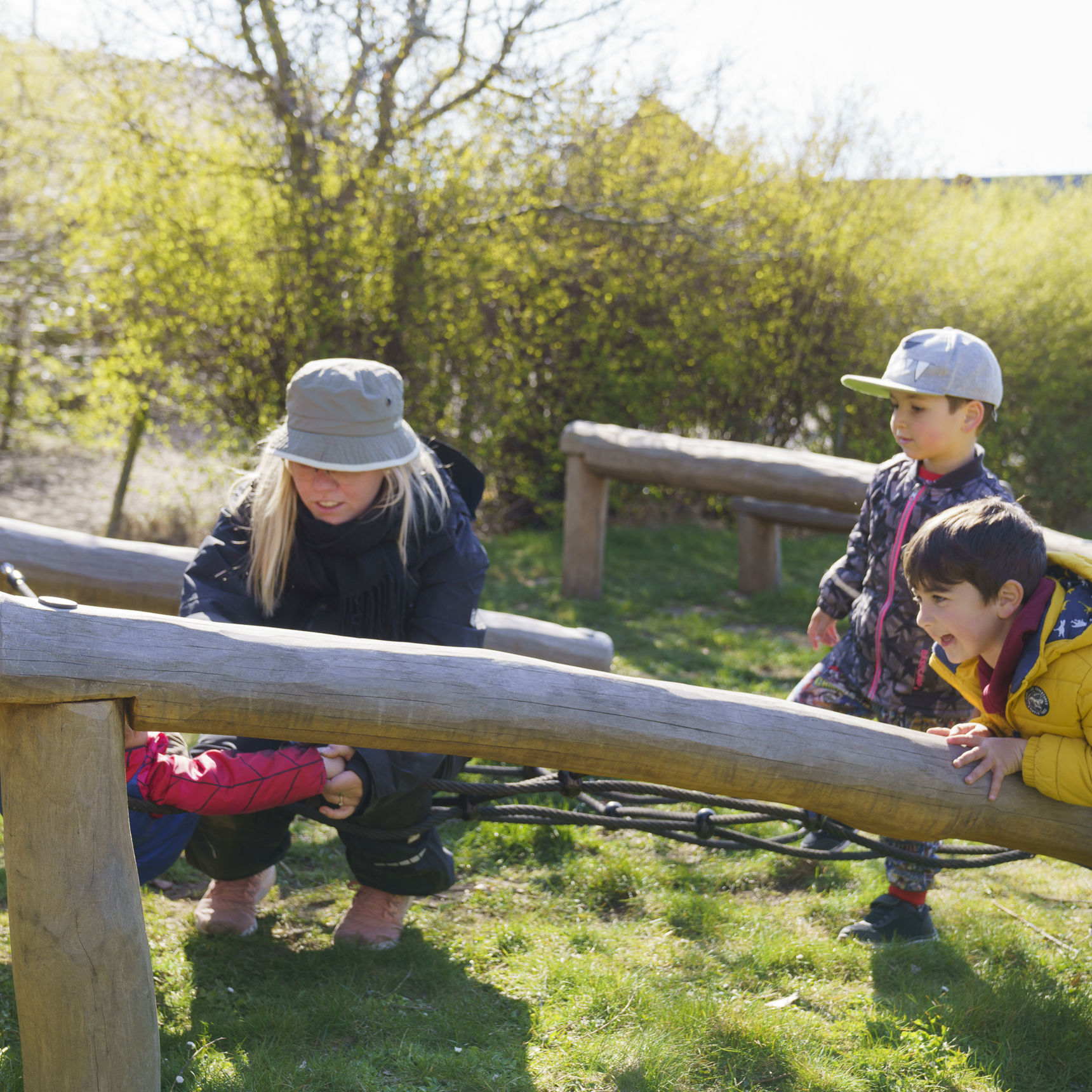 Børn der leger på en vippe