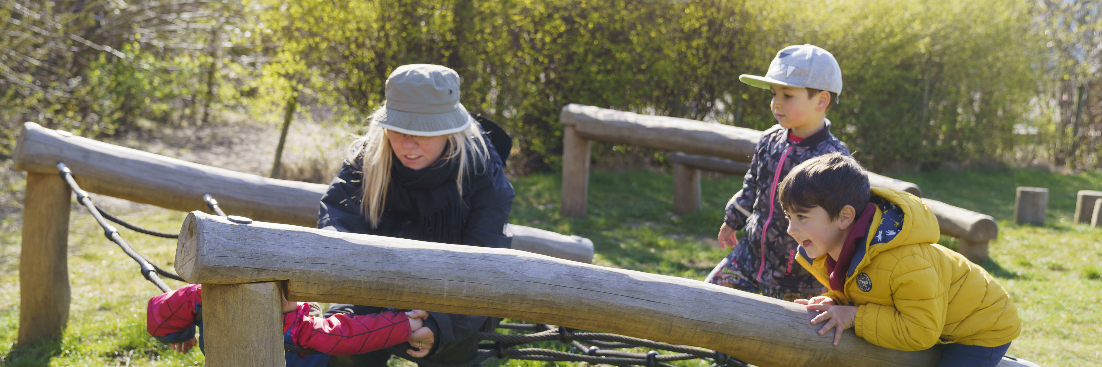 Børn der leger på en vippe