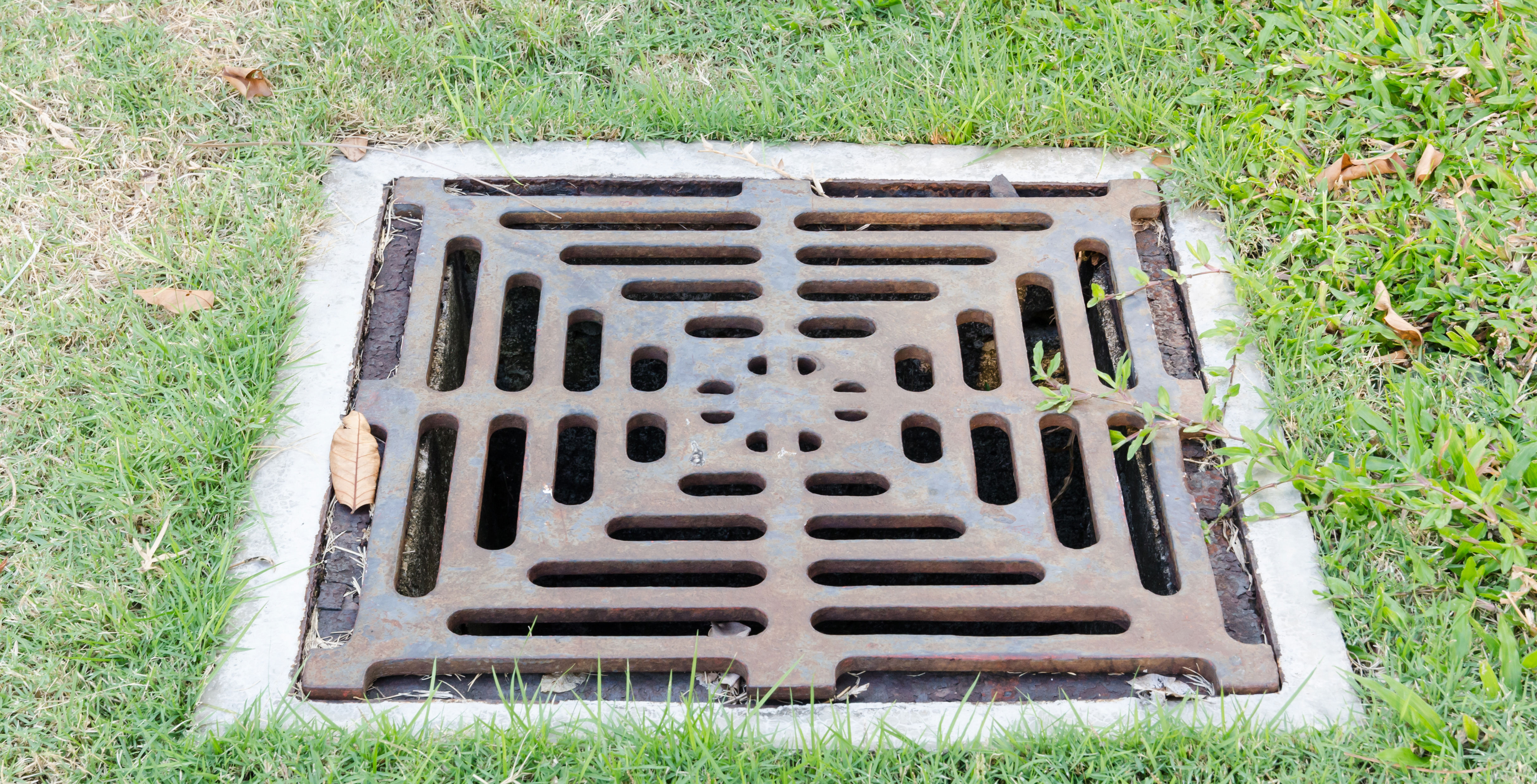 Afløb i græsplæne