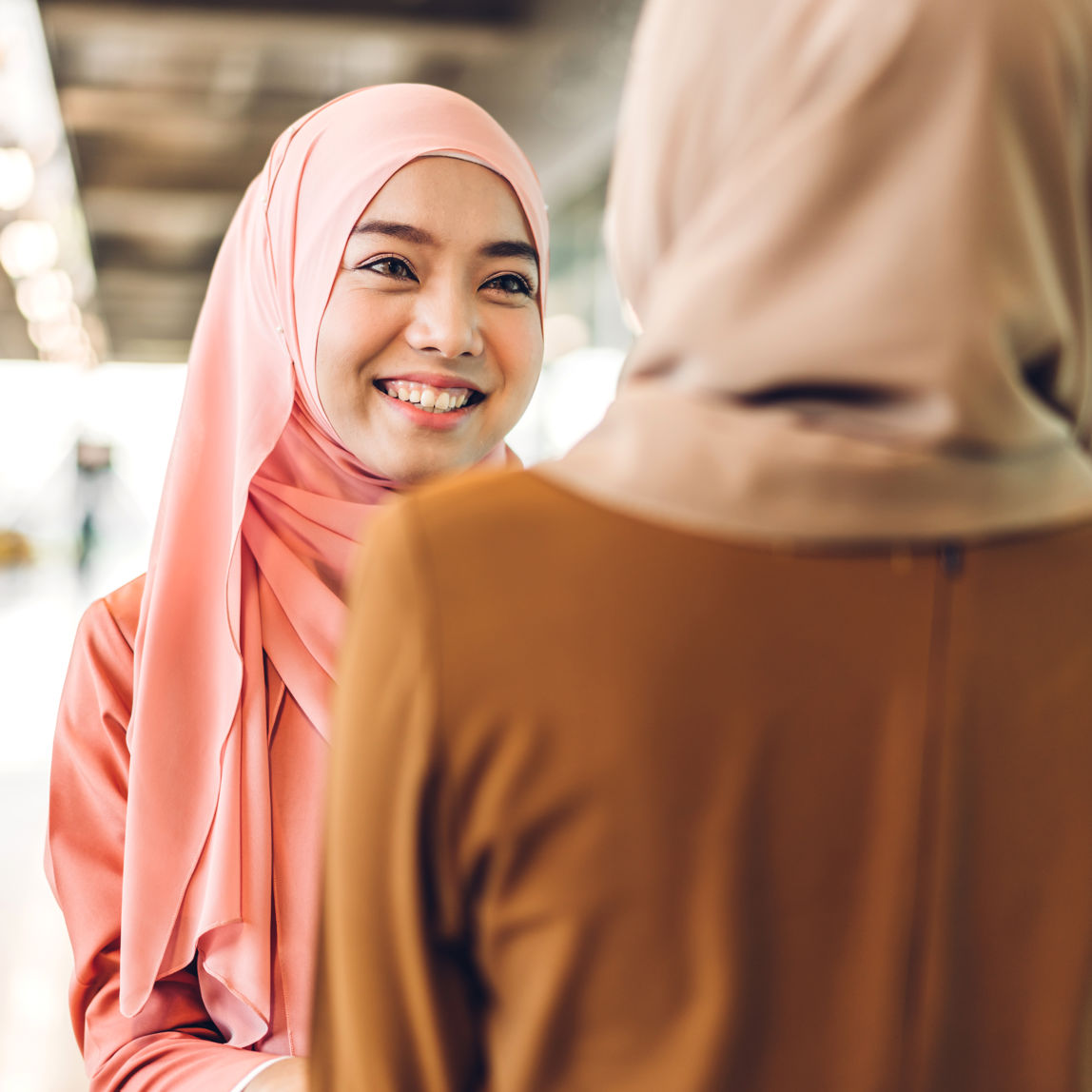 Kvinder med tørklæde der smiler