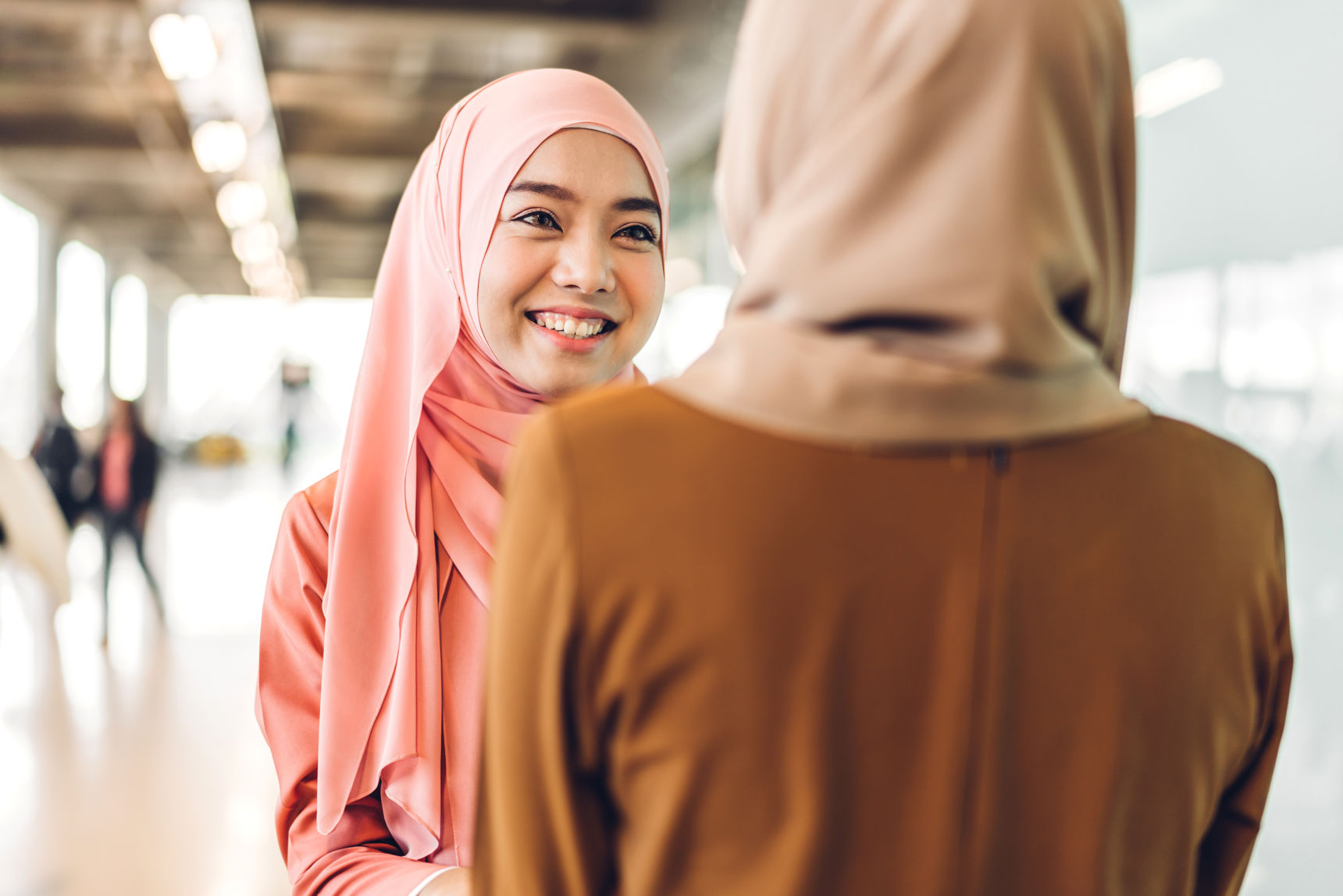 Kvinder med tørklæde der smiler