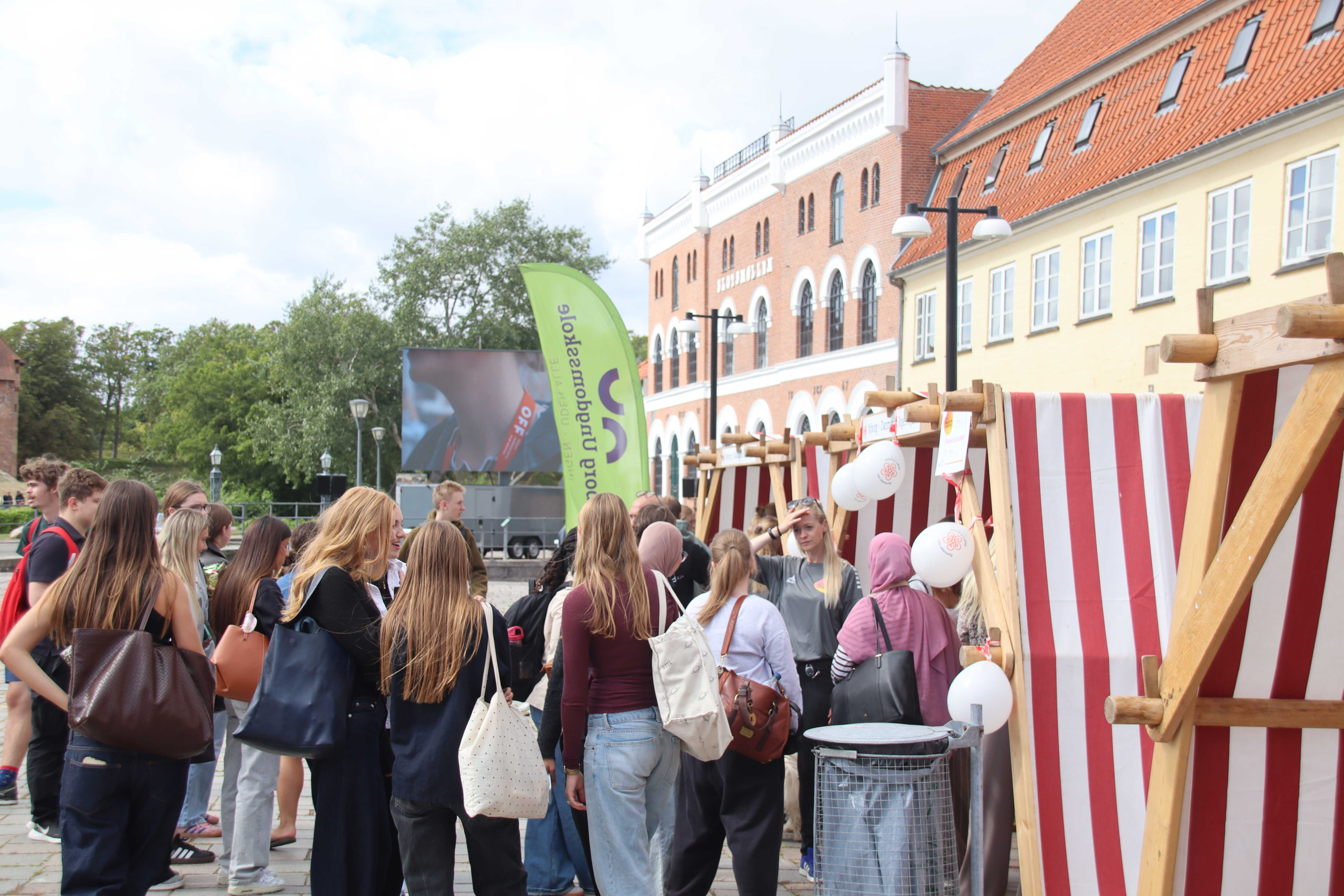 Unge mennesker på torvet til NYd