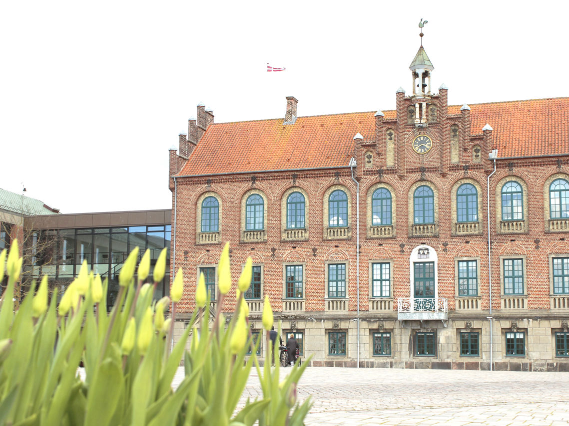 Nyborg Rådhus med blomster i forgrunden