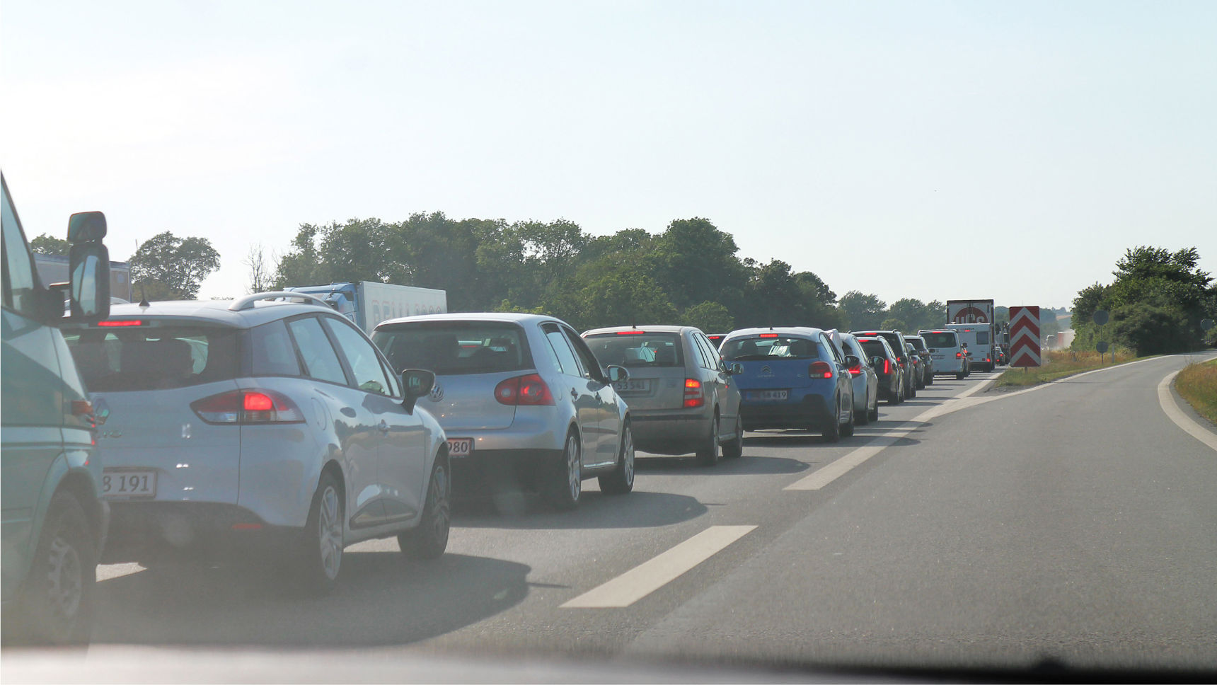 Biler i kø på motorvejen