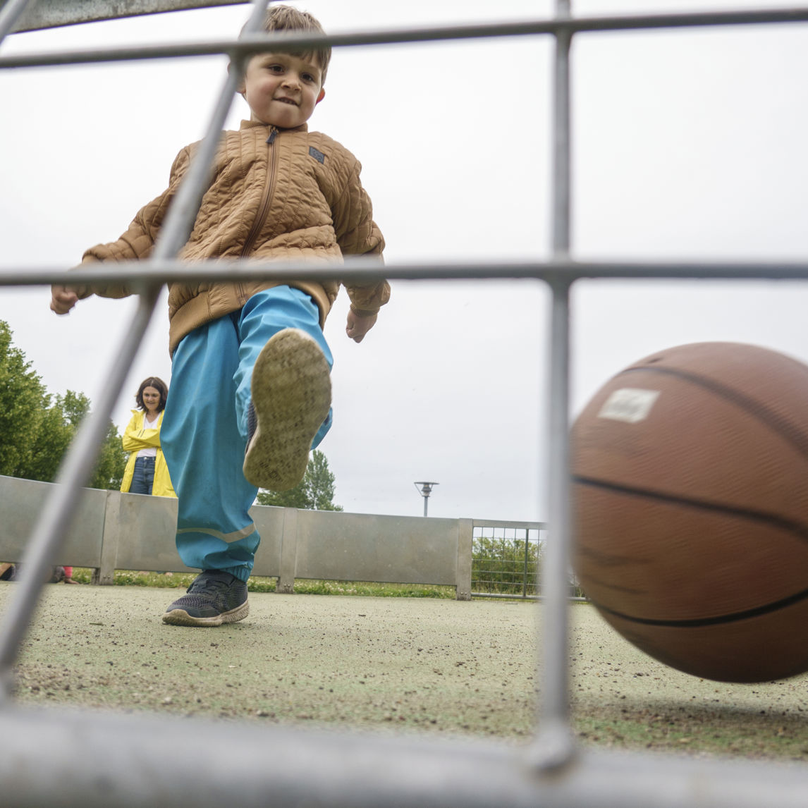 Dreng spiller fodbold