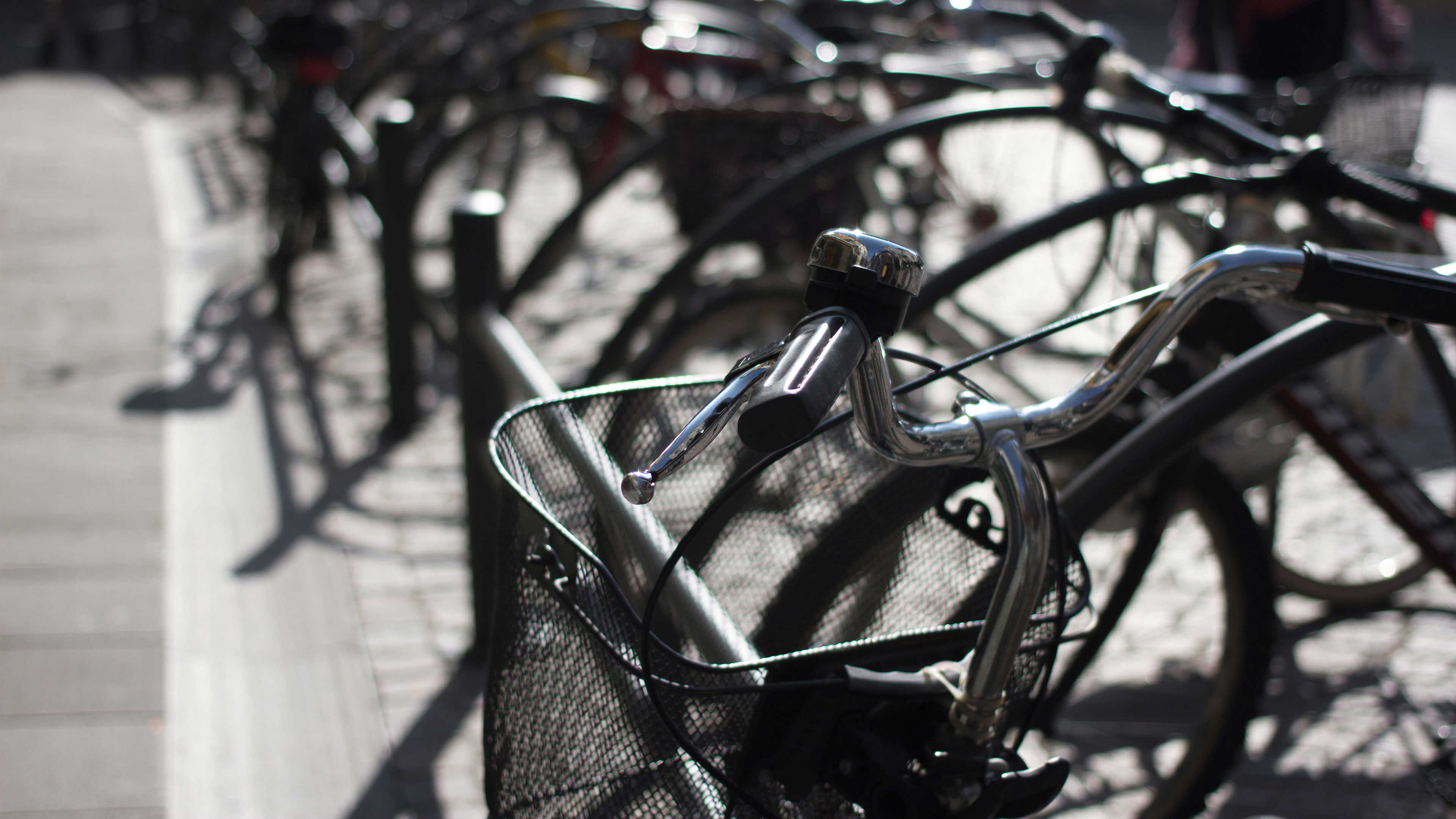 Close-up af cykler i et cykelstativ