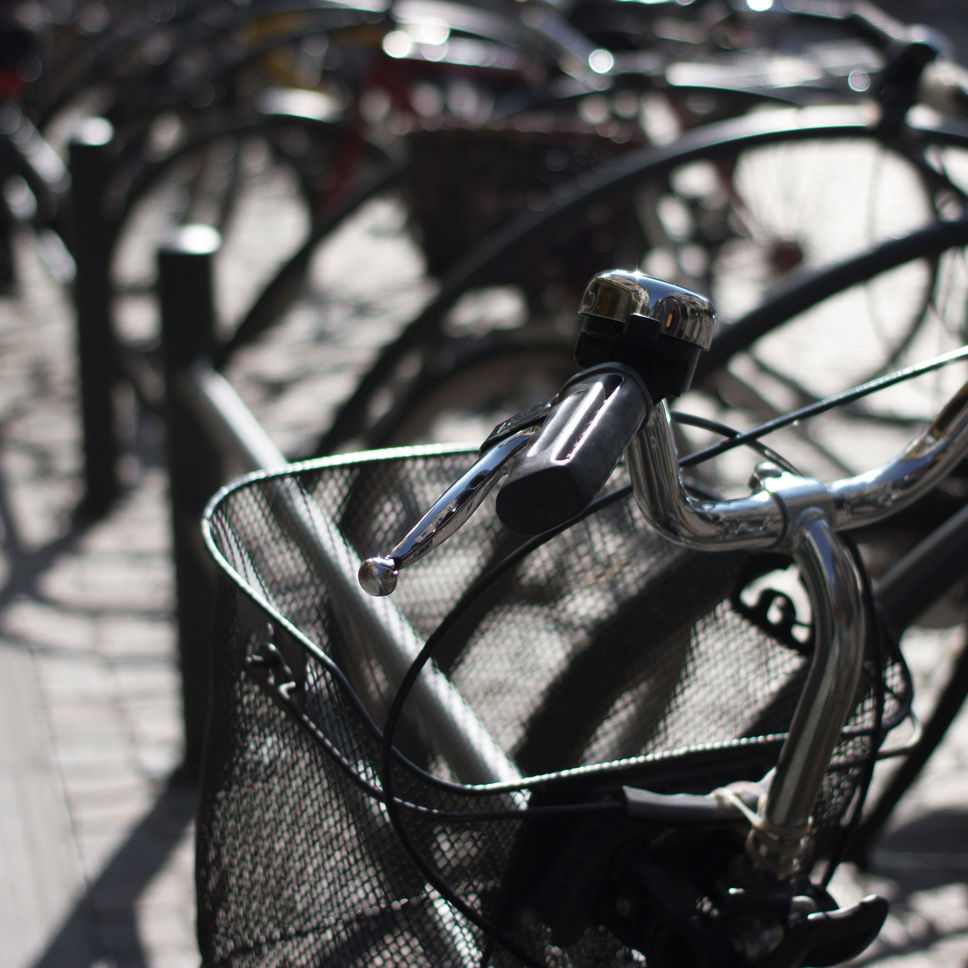 Close-up af cykler i et cykelstativ