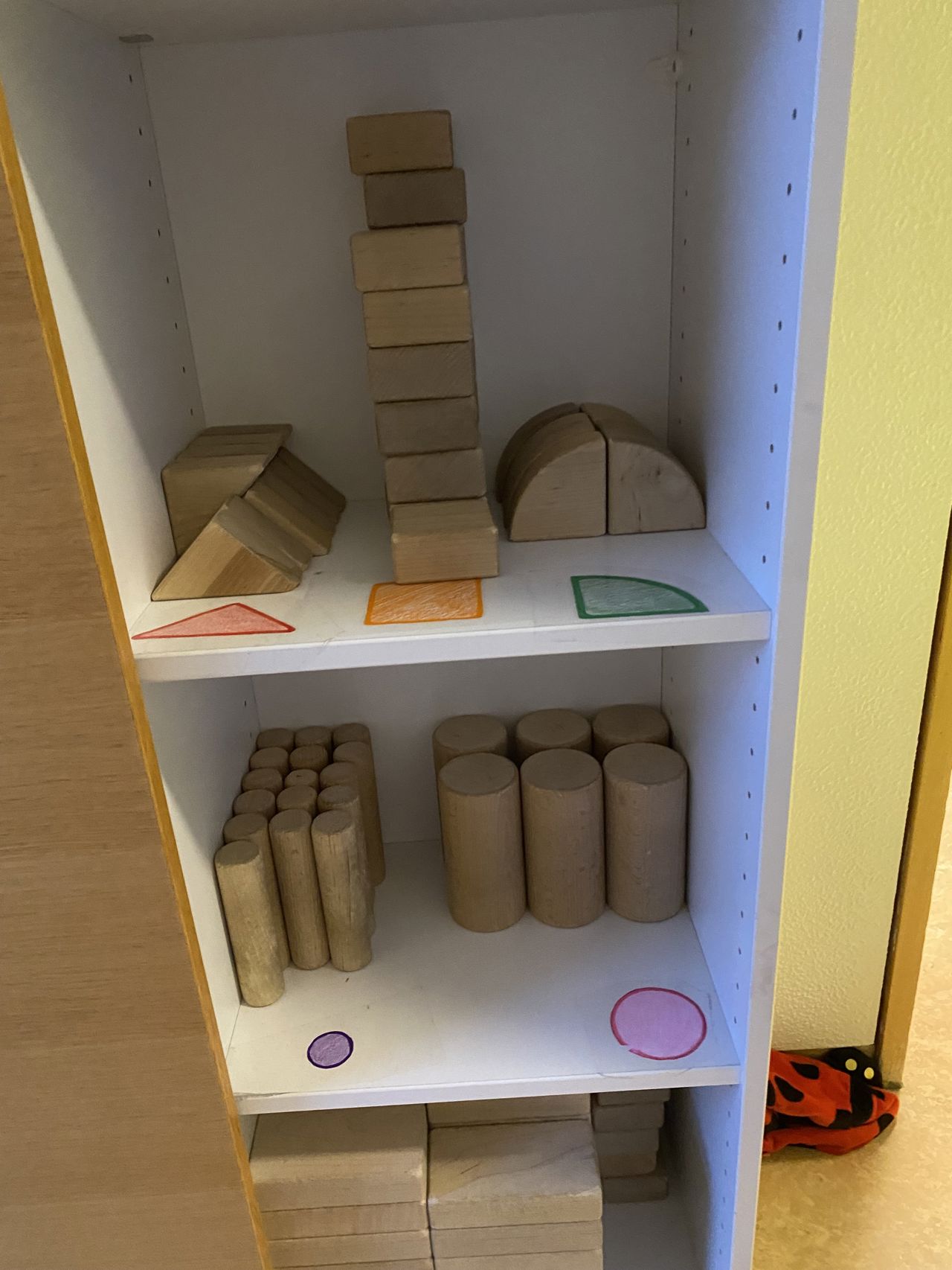 Klodser stablet i en reol