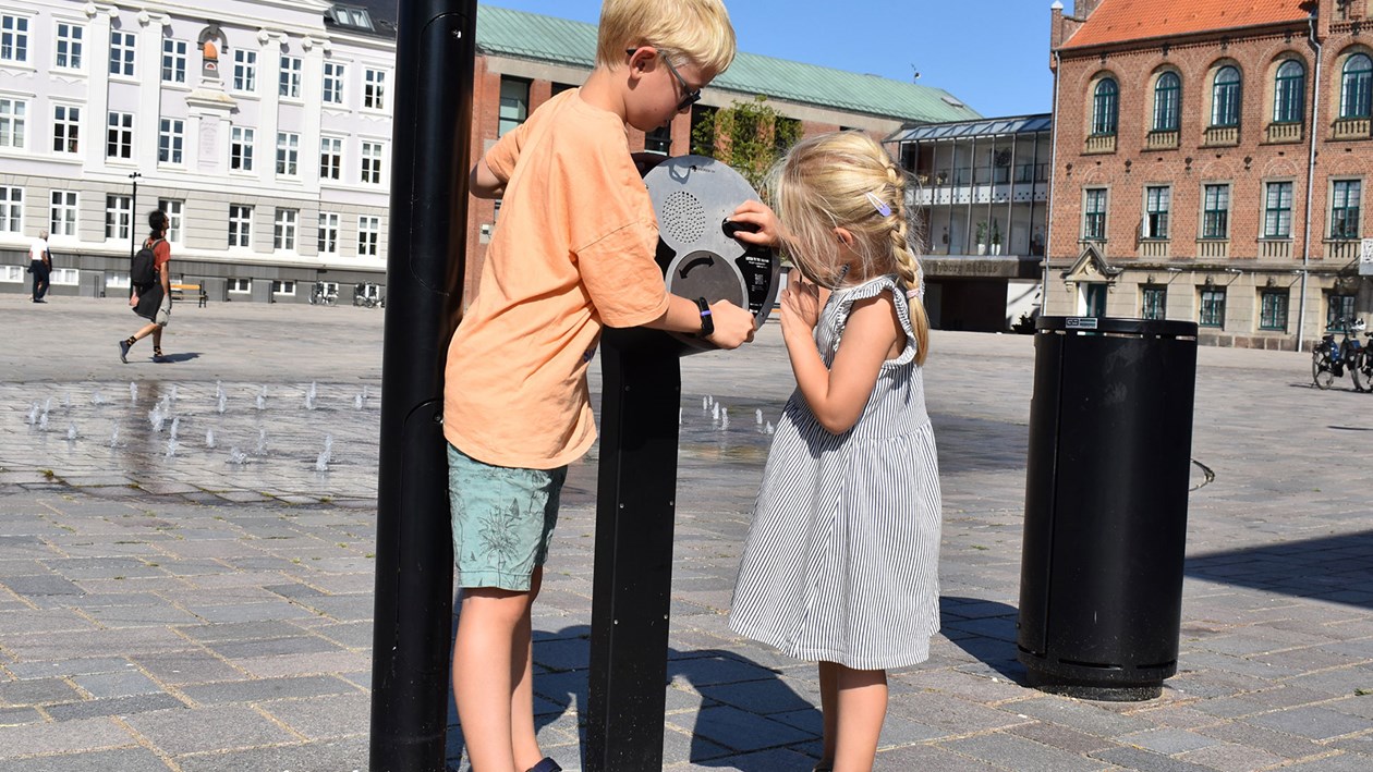 To børn ved en lydpost på Torvet