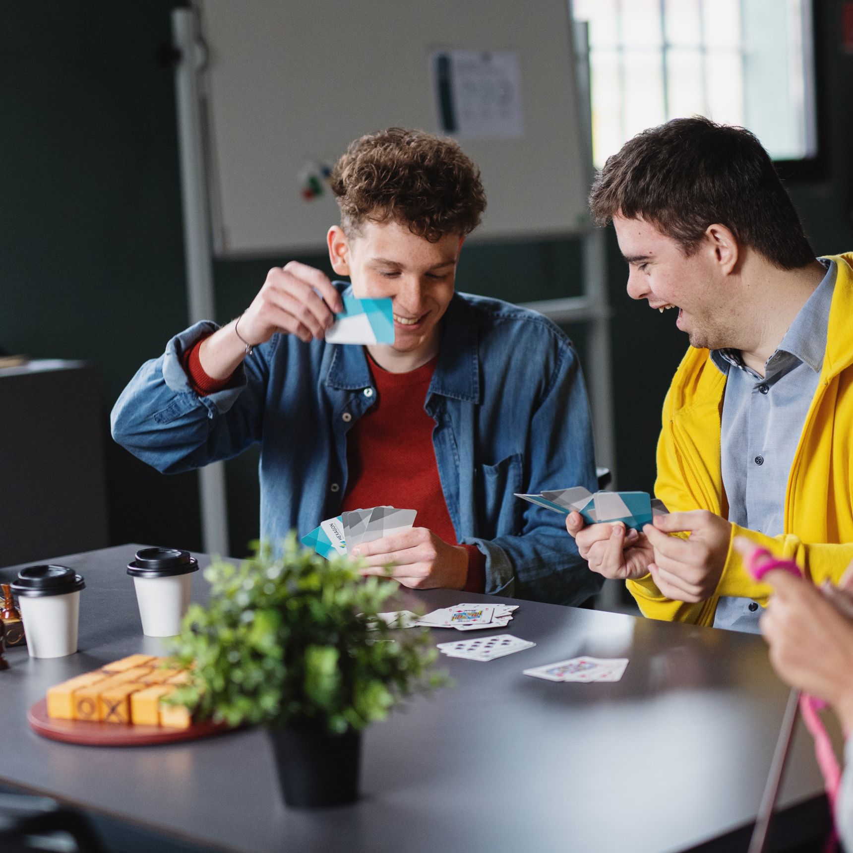 Unge mennesker der spiller spil