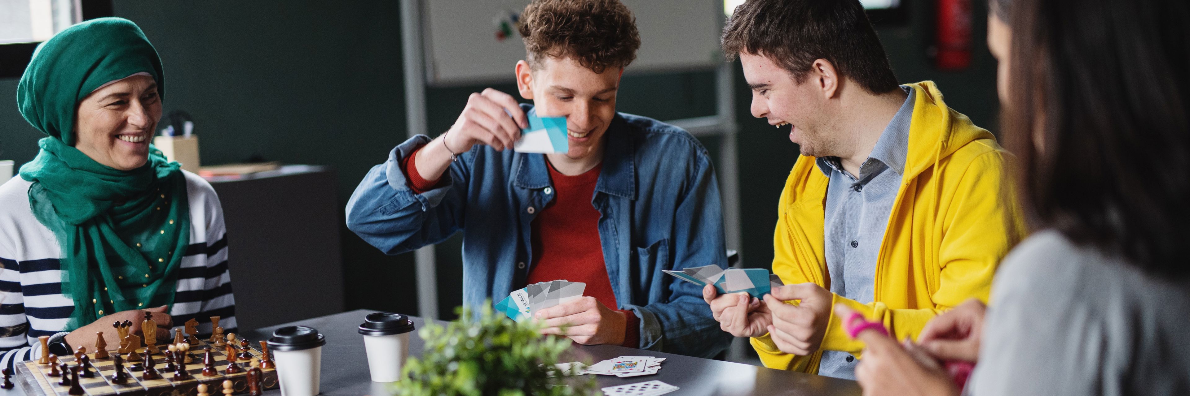 Unge mennesker der spiller spil