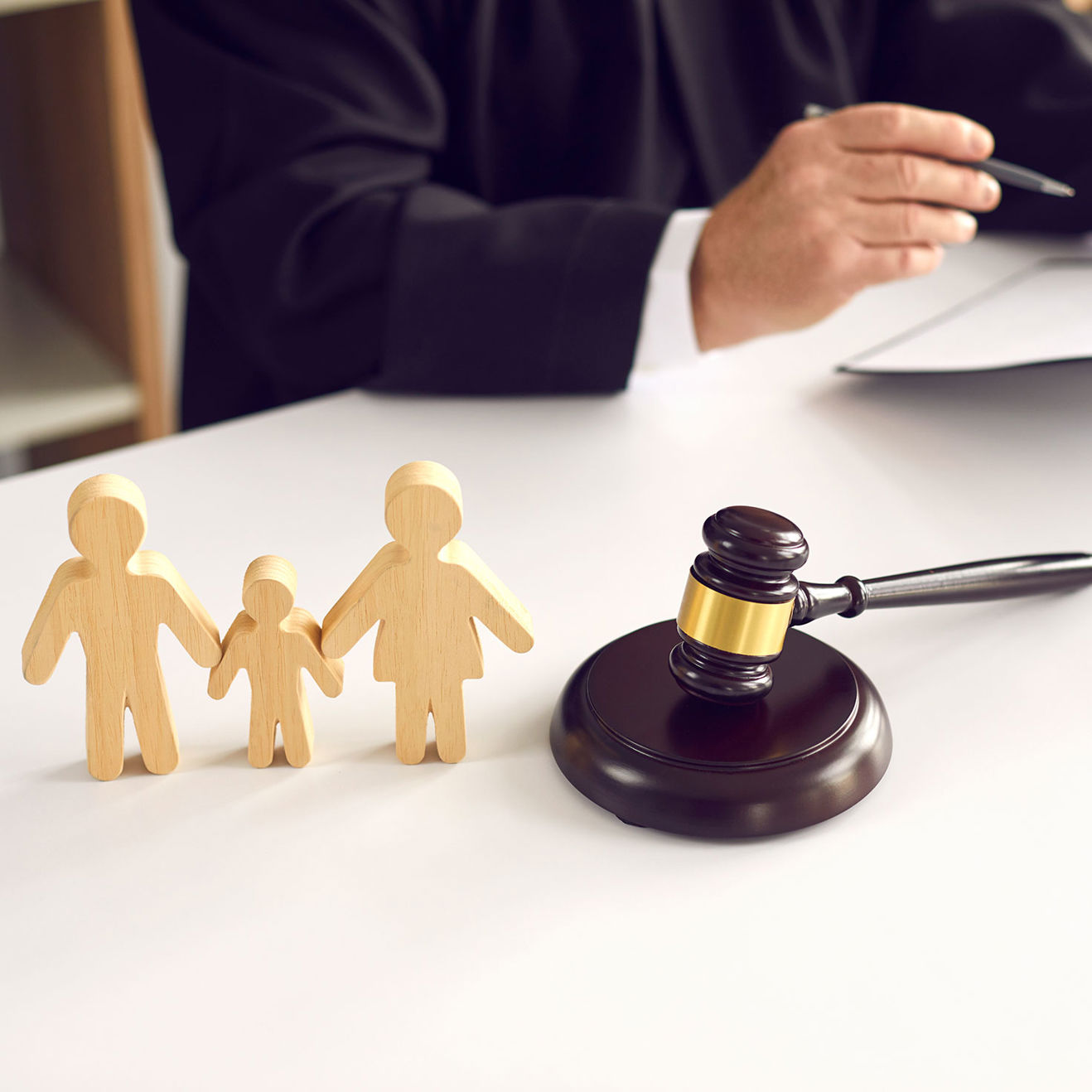 Træfigurer af en familie med en 'lov' hammer ved siden af