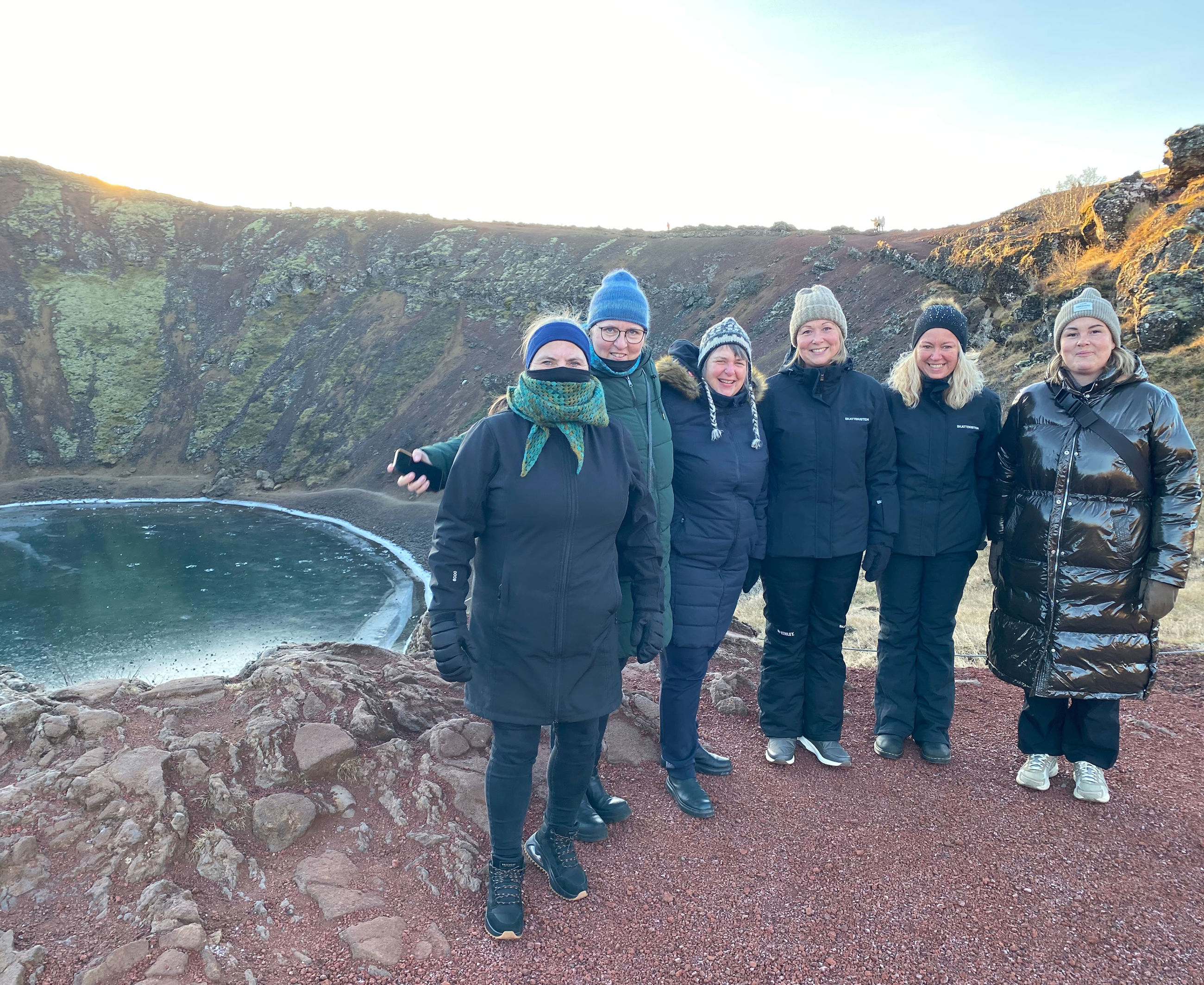 Seks daginstitutionsledere i naturen i Island