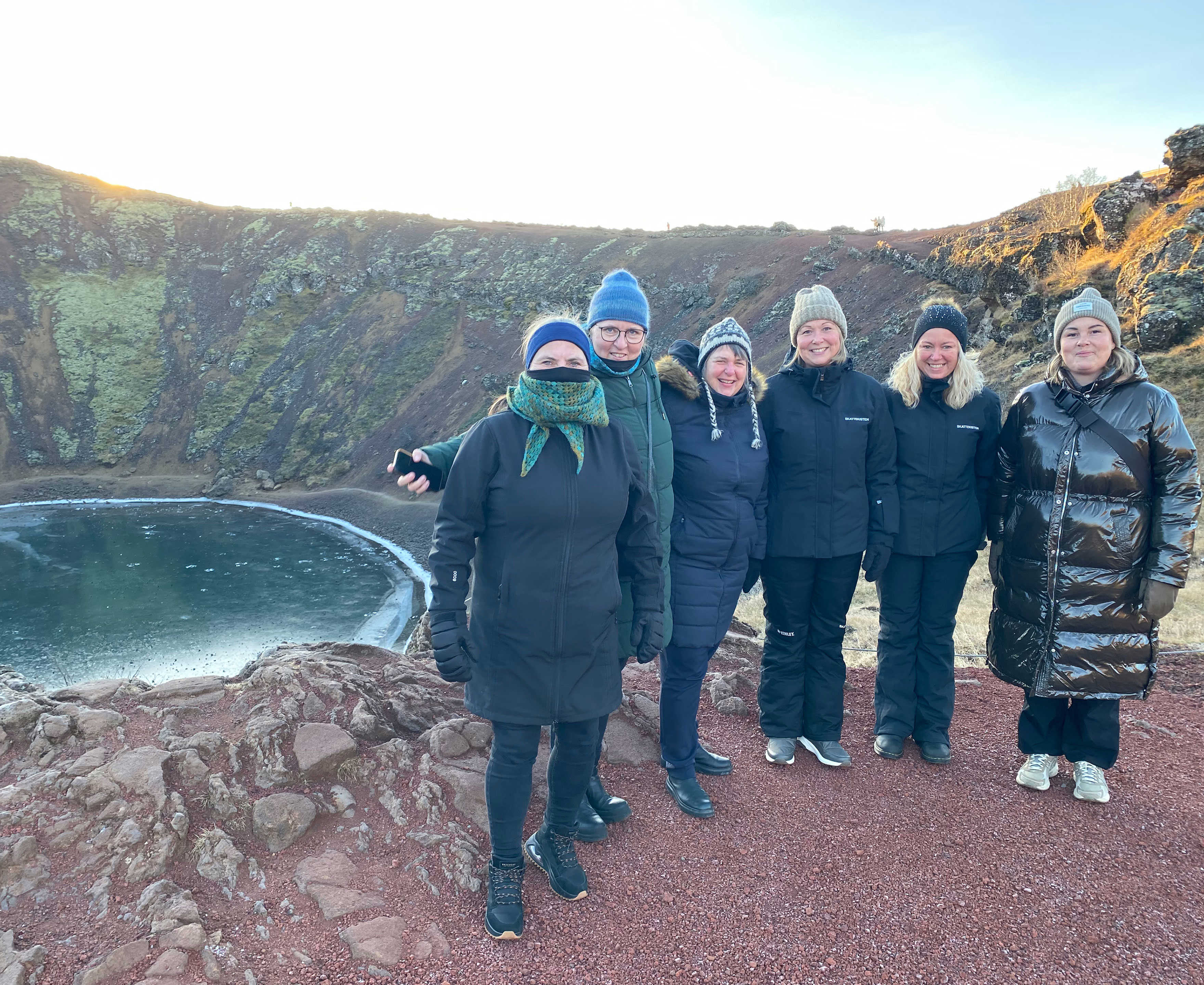 Seks daginstitutionsledere i naturen i Island