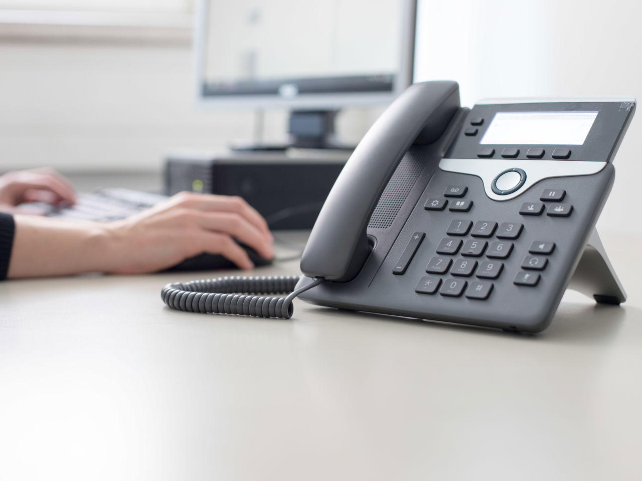 En telefon på et skrivebord