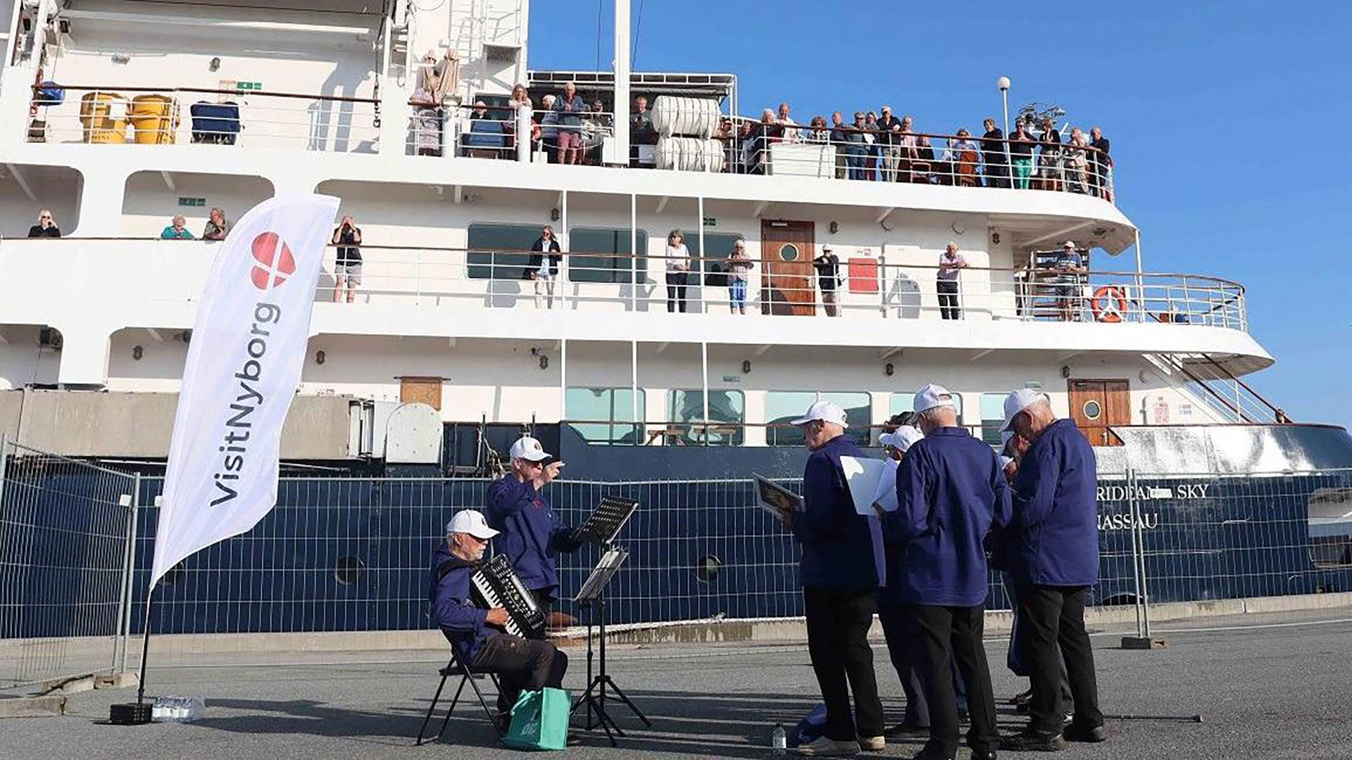 Krydstogsskib der ligger til kaj ved Nyborg Havn