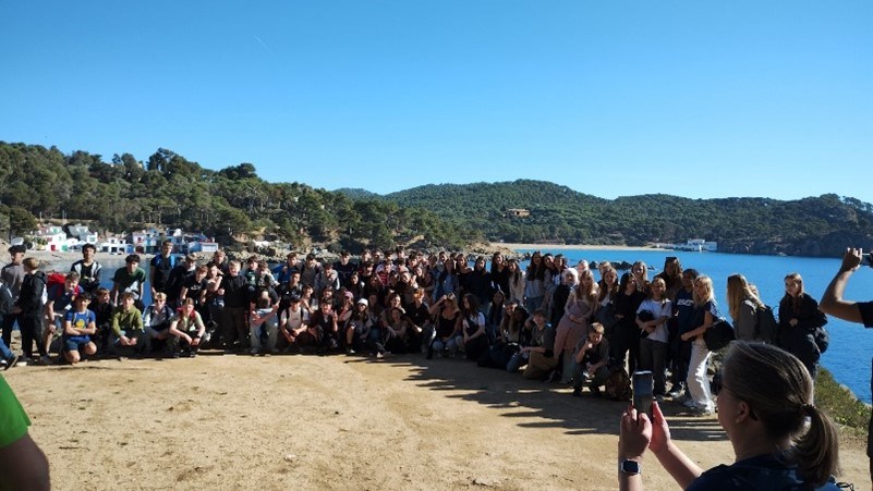 Alle elever på stranden til fællesfoto ved elevrejsen til Spanien marts 2024