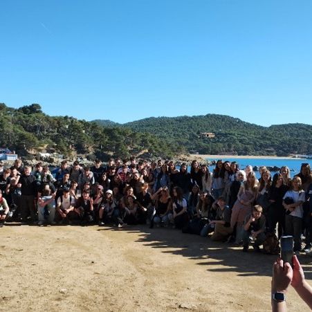 Alle elever på stranden til fællesfoto ved elevrejsen til Spanien marts 2024