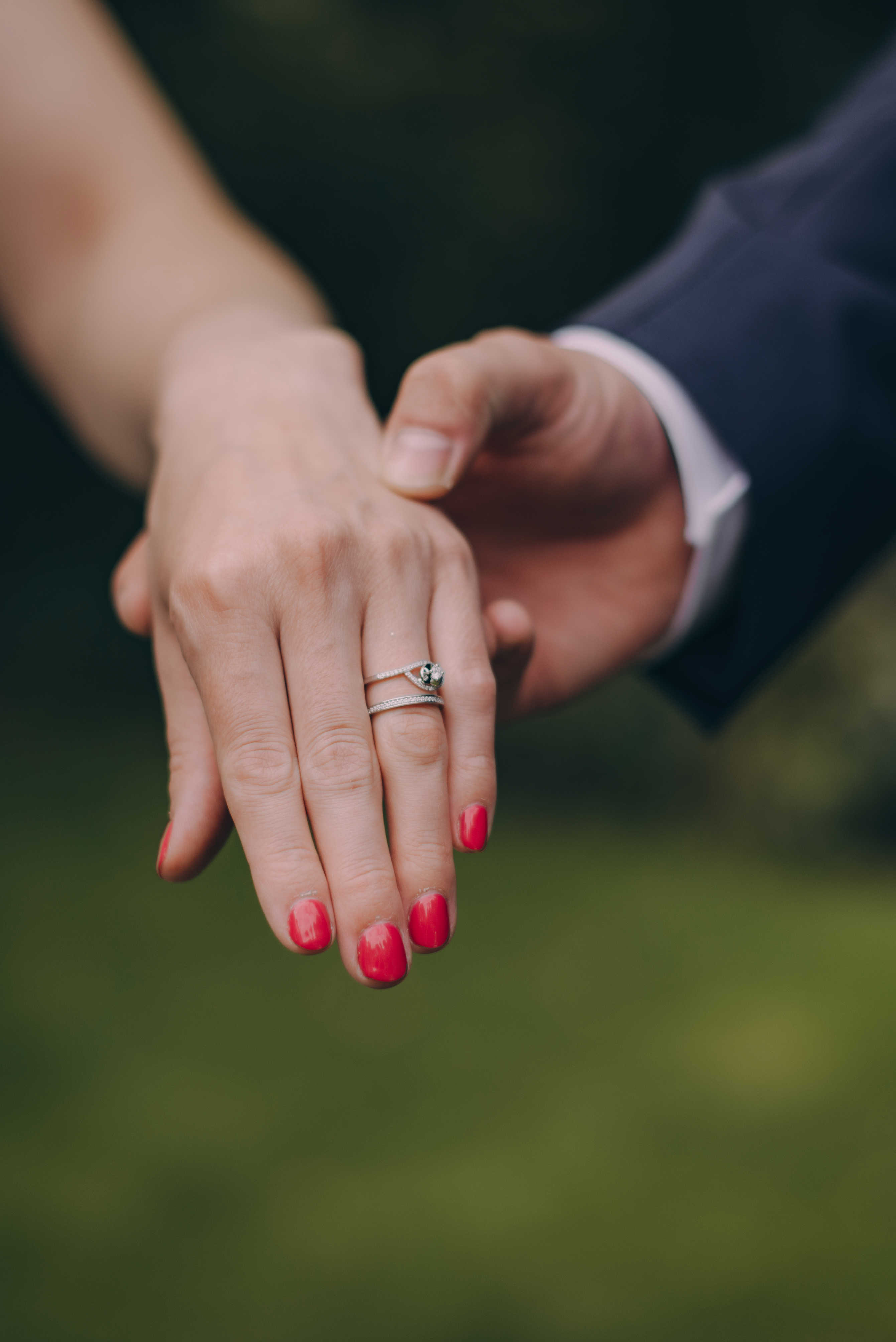 Hånd med vielsesring og røde negle
