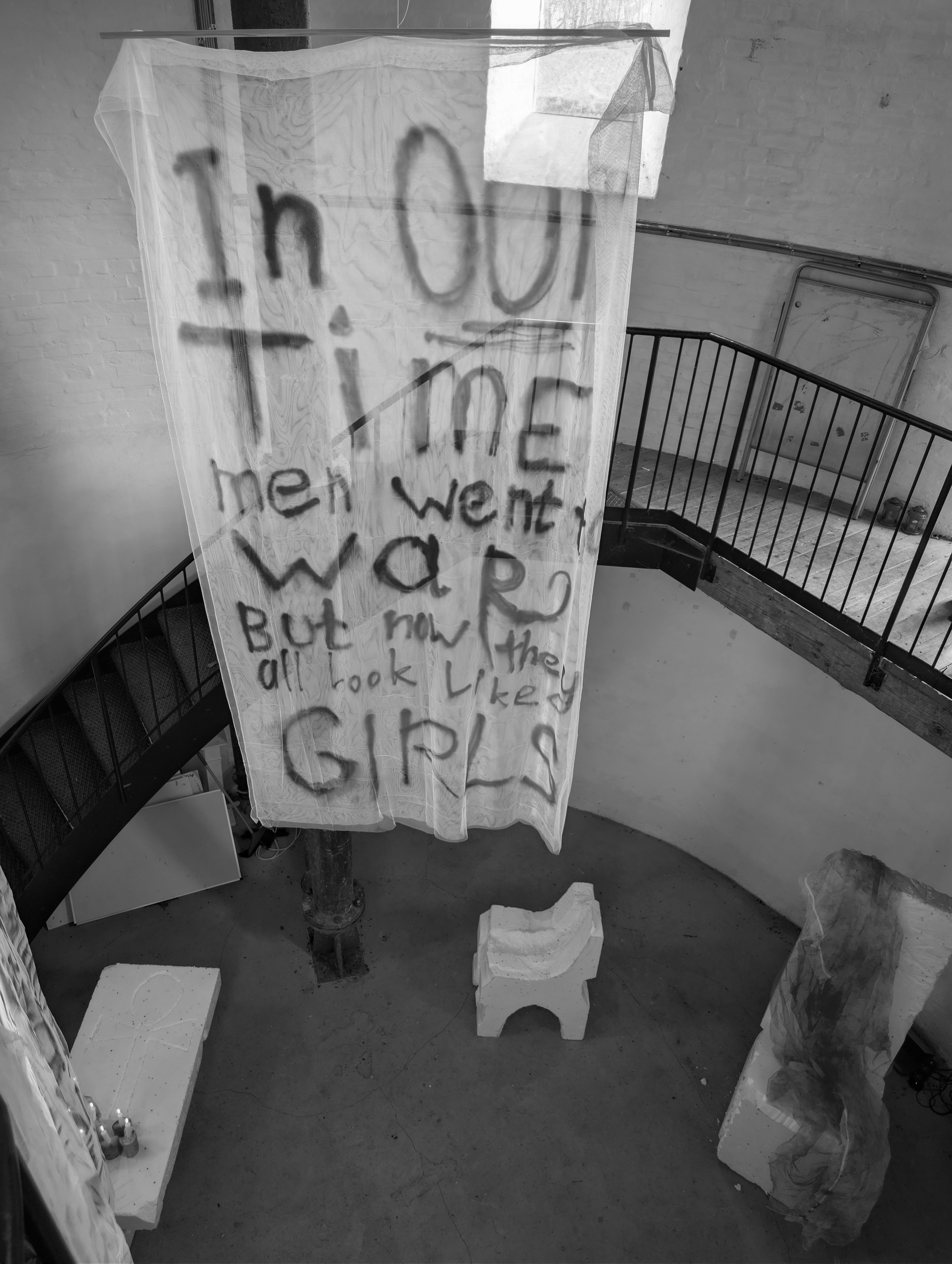 Et statement-banner der hænger ned fra loftet i Vandtårnet