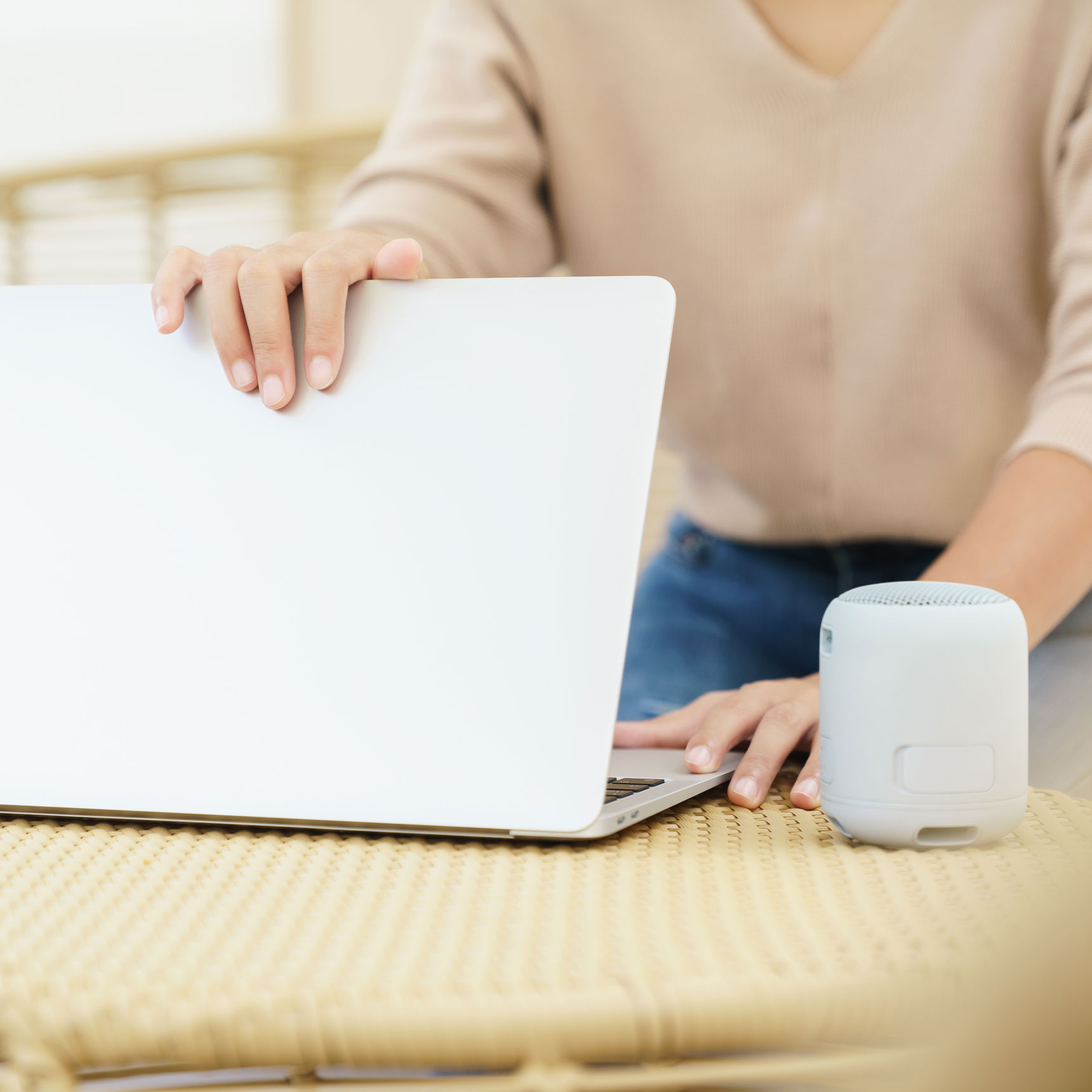 Kvinde med bærbar macbook