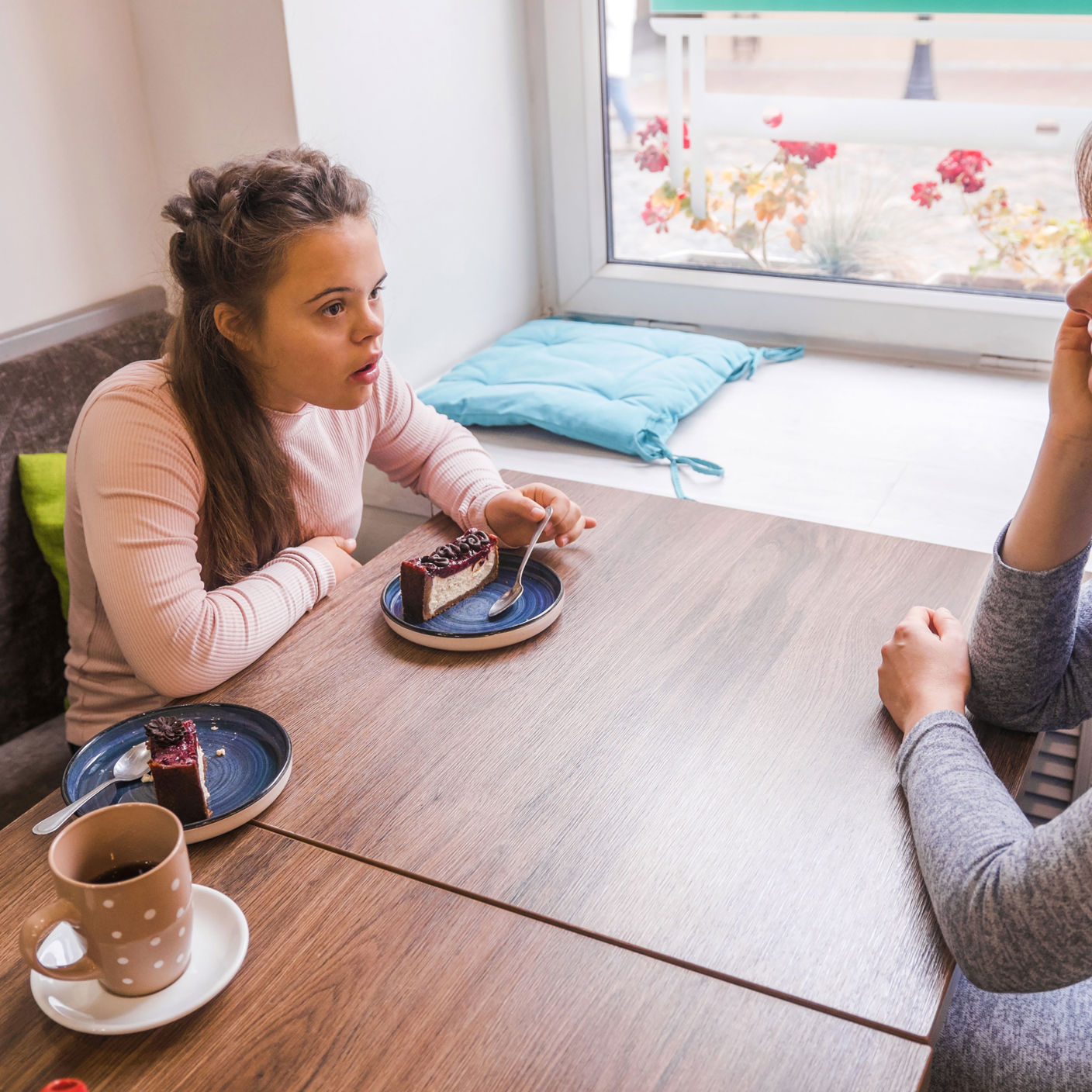 Mor og datter på en cafe