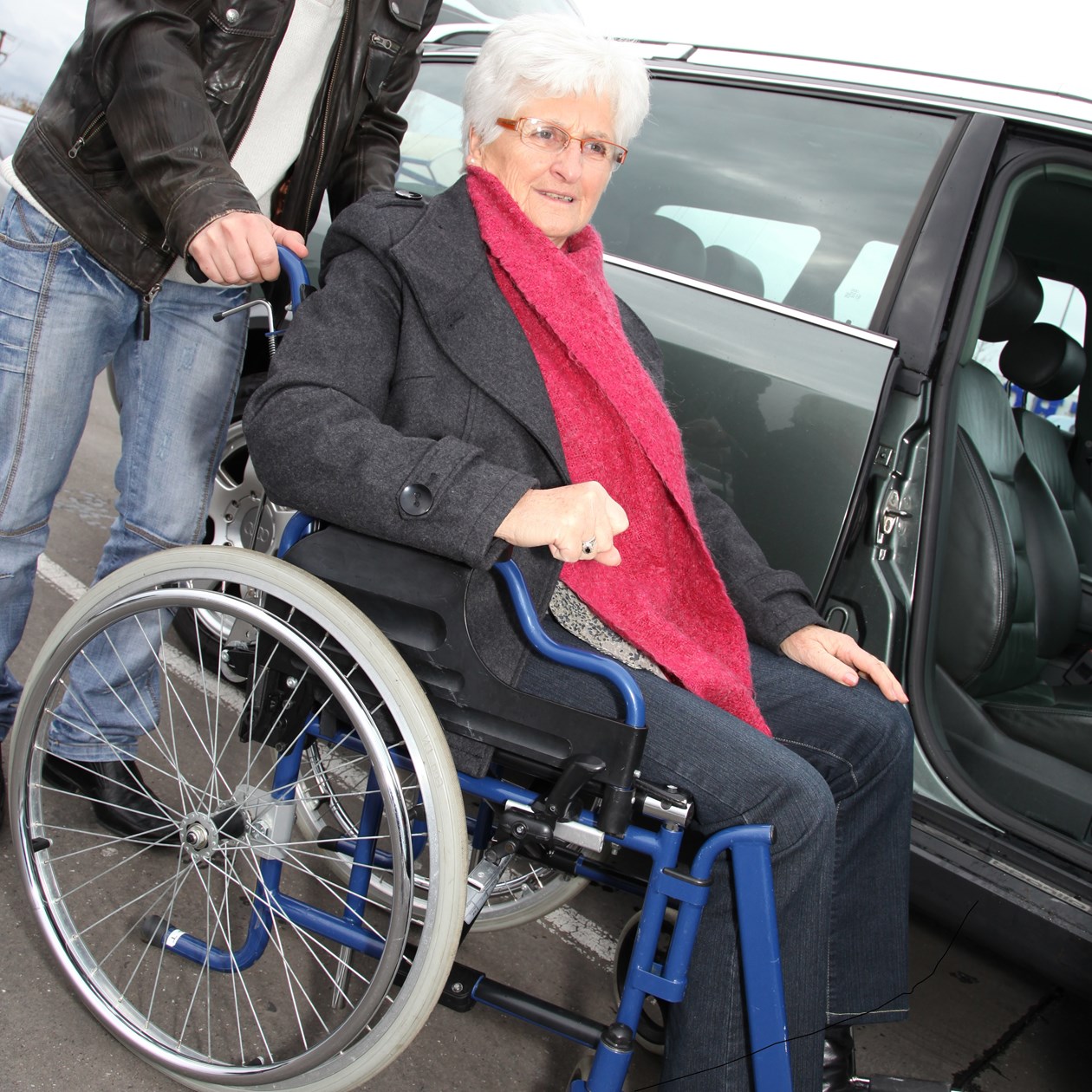 Mand og dame, der gør klar til at køre i handicapbil