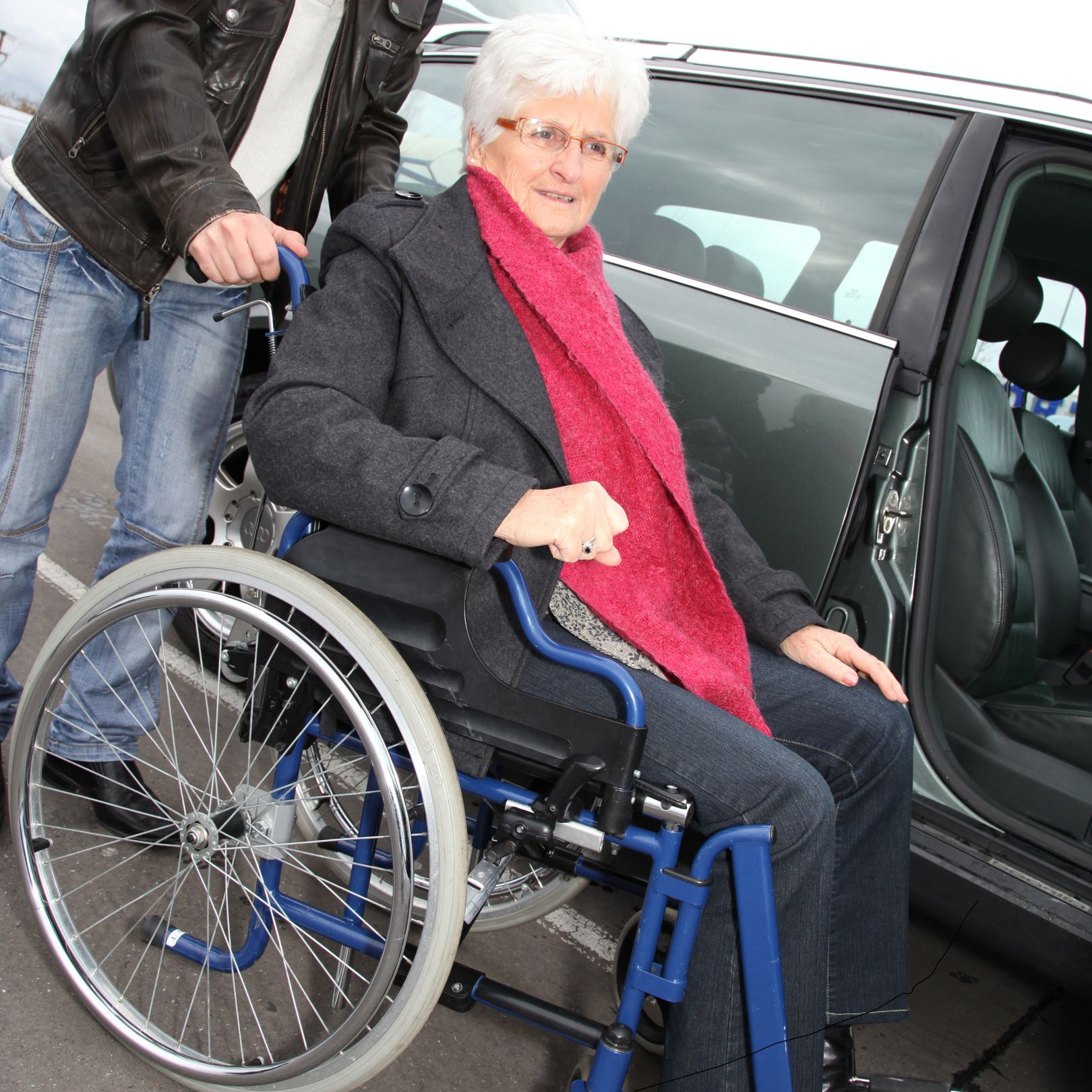 Mand og dame der gør klar til at køre i handicapbil