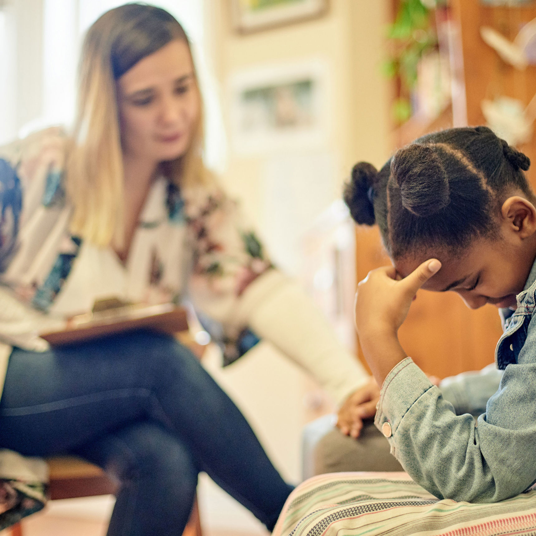 En pige og en dame der taler sammen