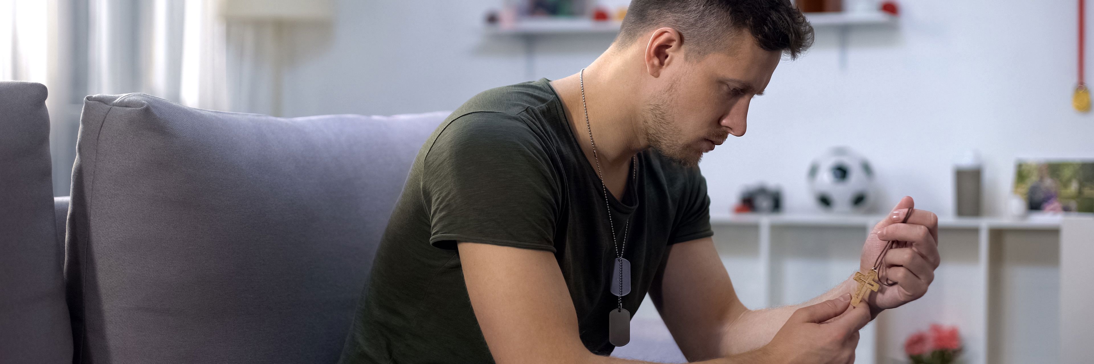 Mand der kigger på et kors