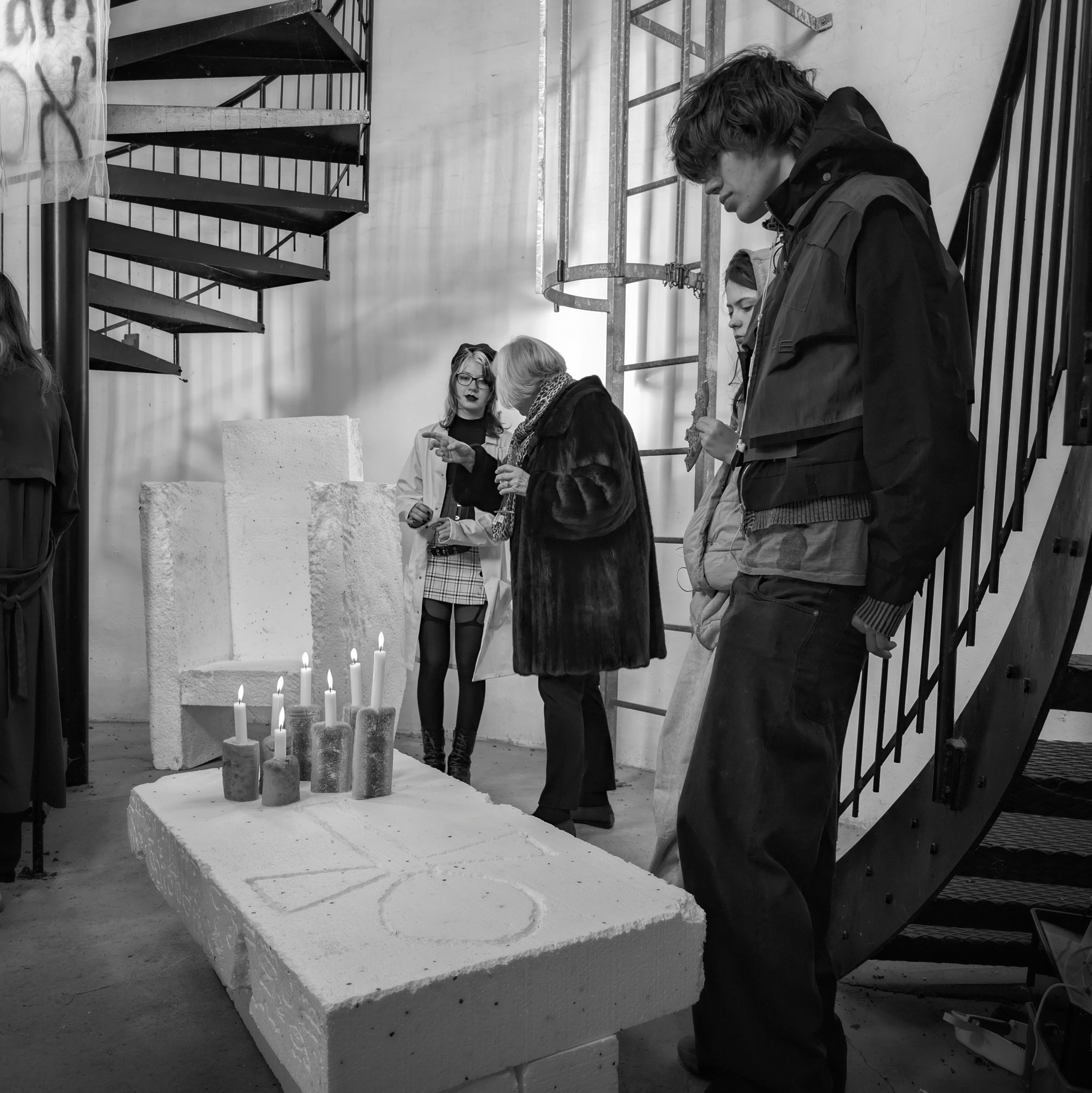 Publikum til fernisering i Vandtårnet