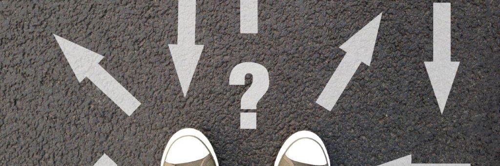 Fødder og pile i forskellige retninger