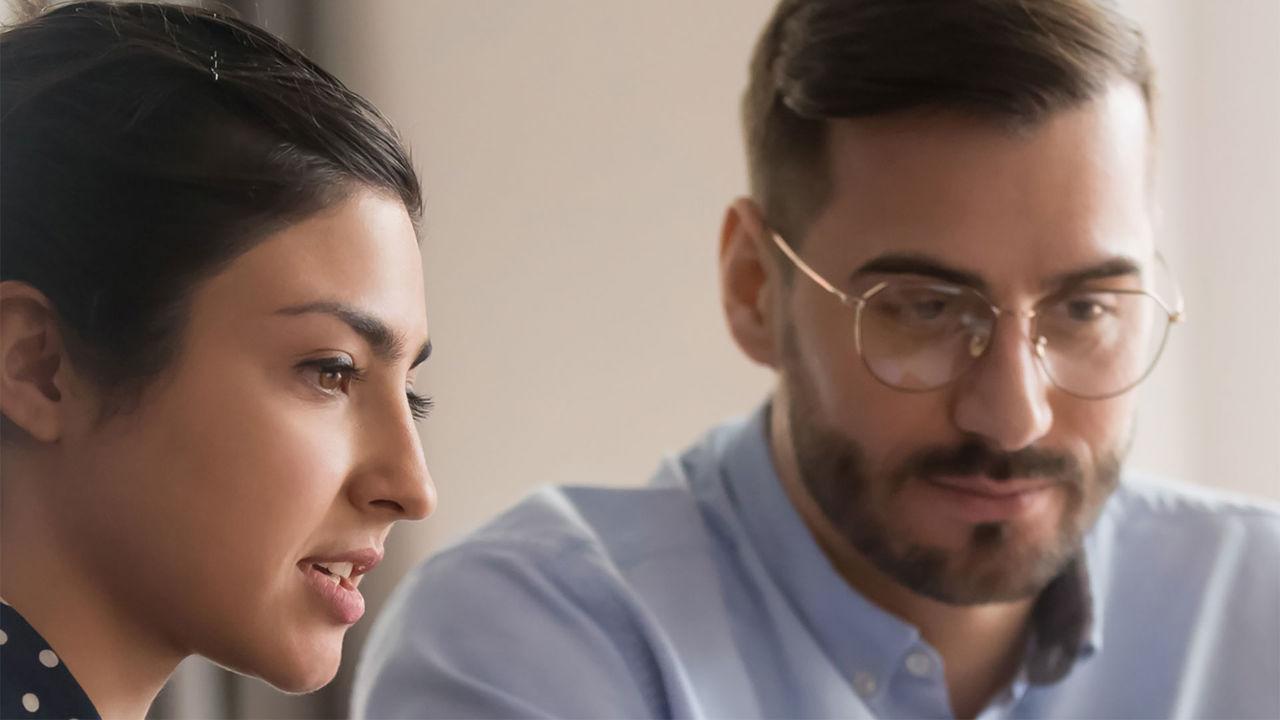 To personer med blikket rettet mod samme punkt