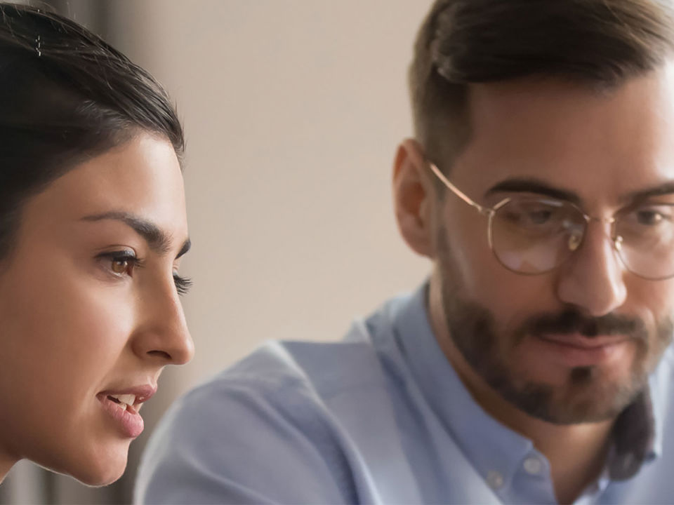 To personer med blikket rettet mod samme punkt